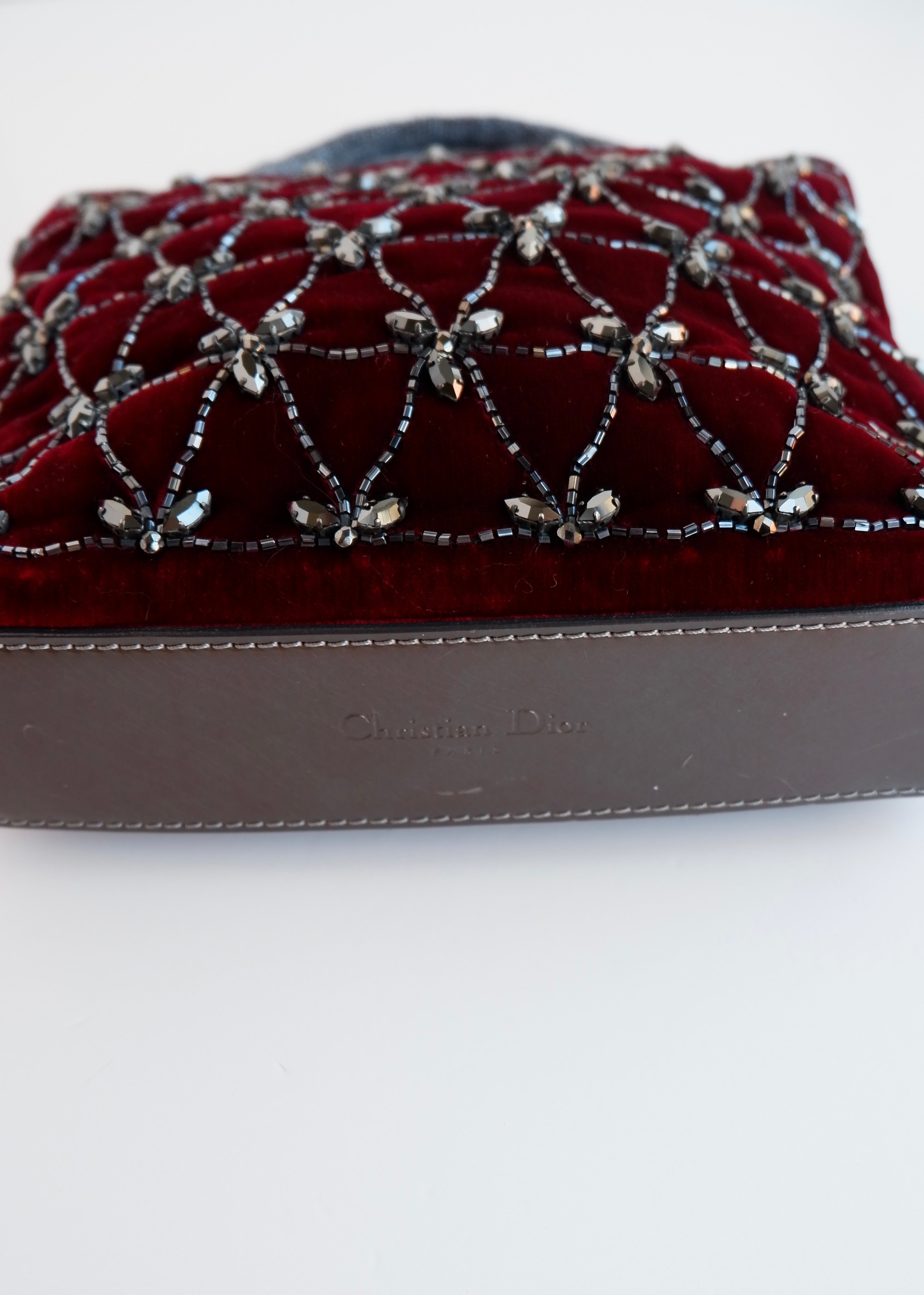 Authentique Sac à Main Vintage Christian Dior en Velours Bourgogne Orné de Paillettes