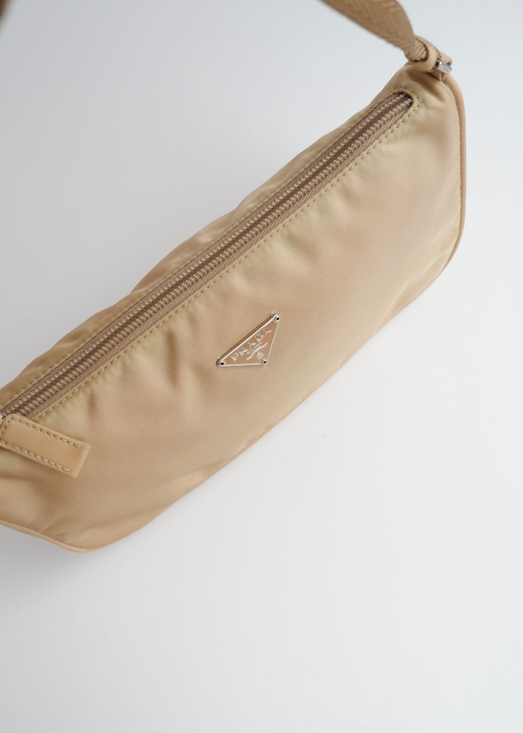 Authentique sac bandoulière Prada en nylon beige d'occasion