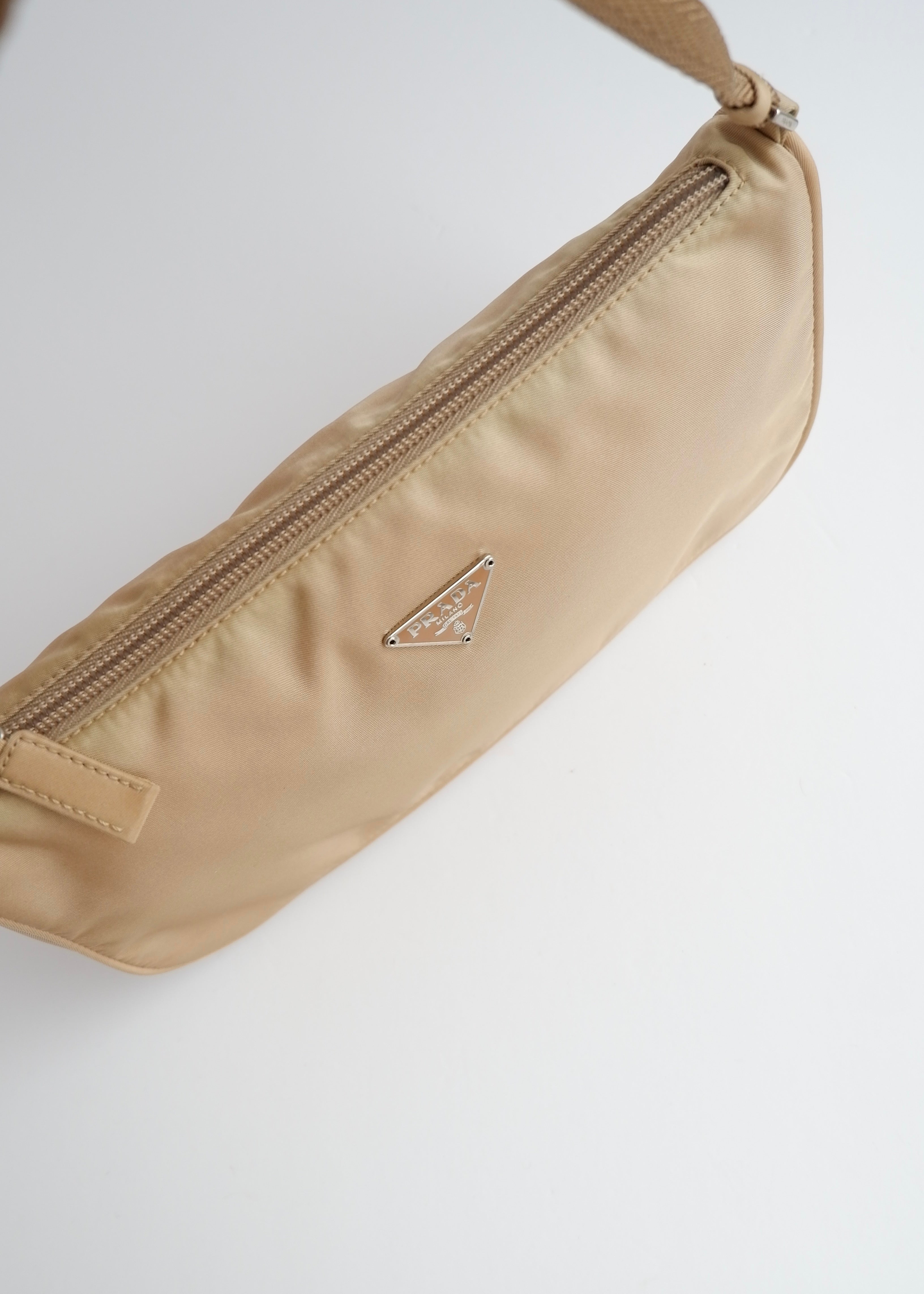 Authentique sac bandoulière Prada en nylon beige d'occasion