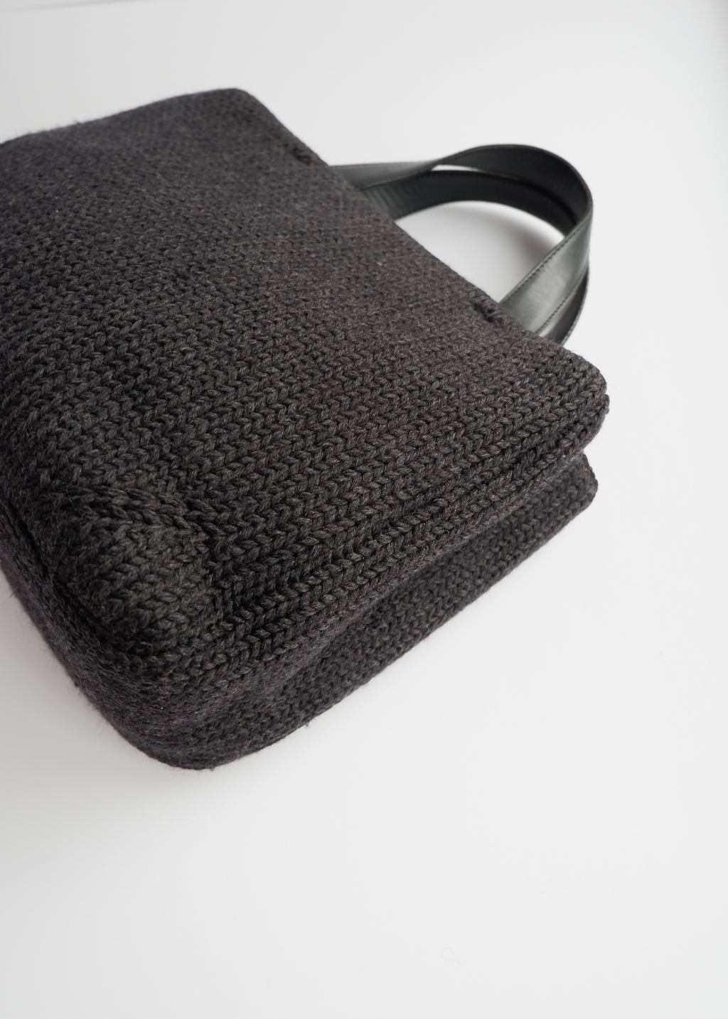 Authentique sac à main Prada en tricot et cuir noir d'occasion