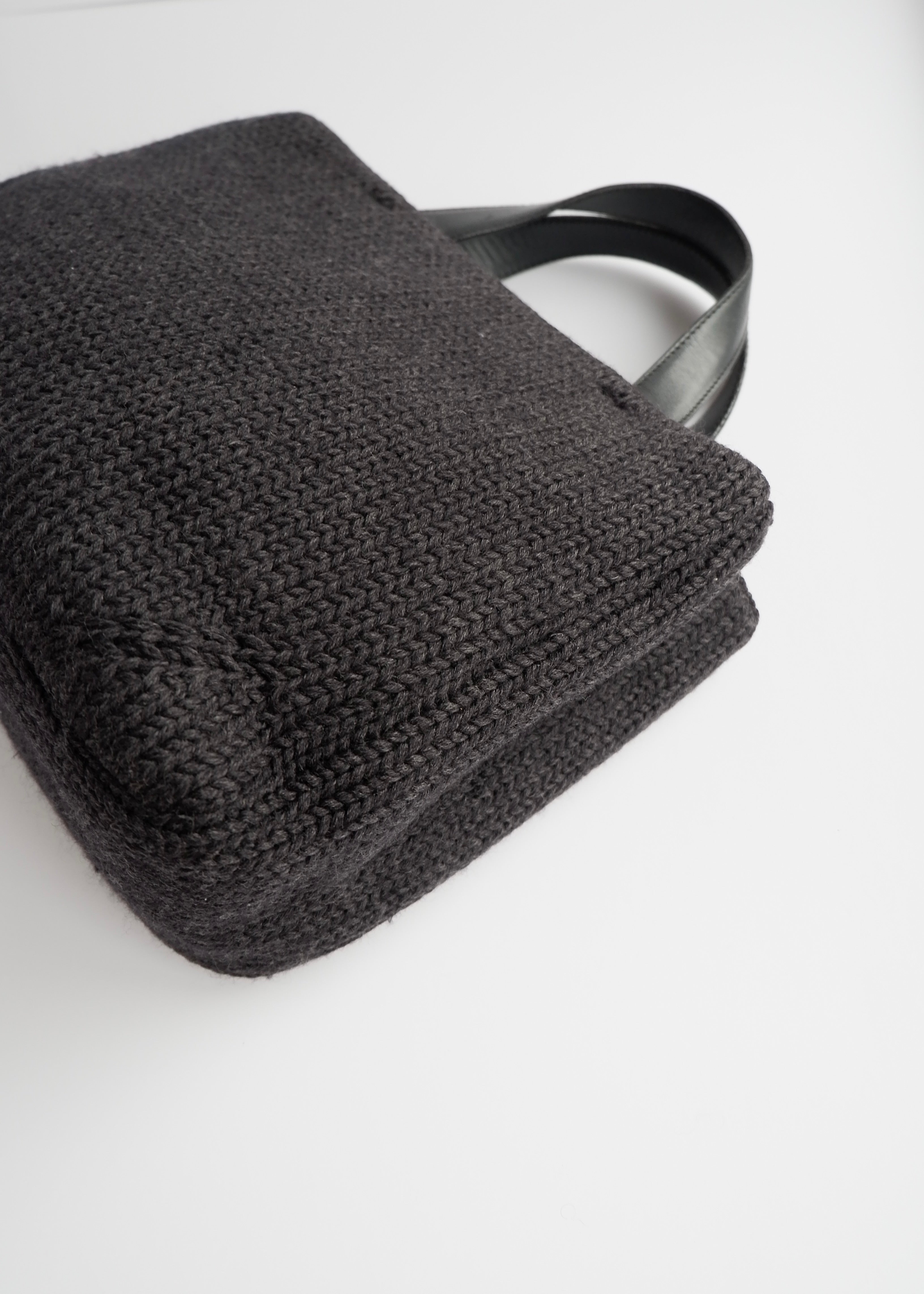Authentique sac à main Prada en tricot et cuir noir d'occasion