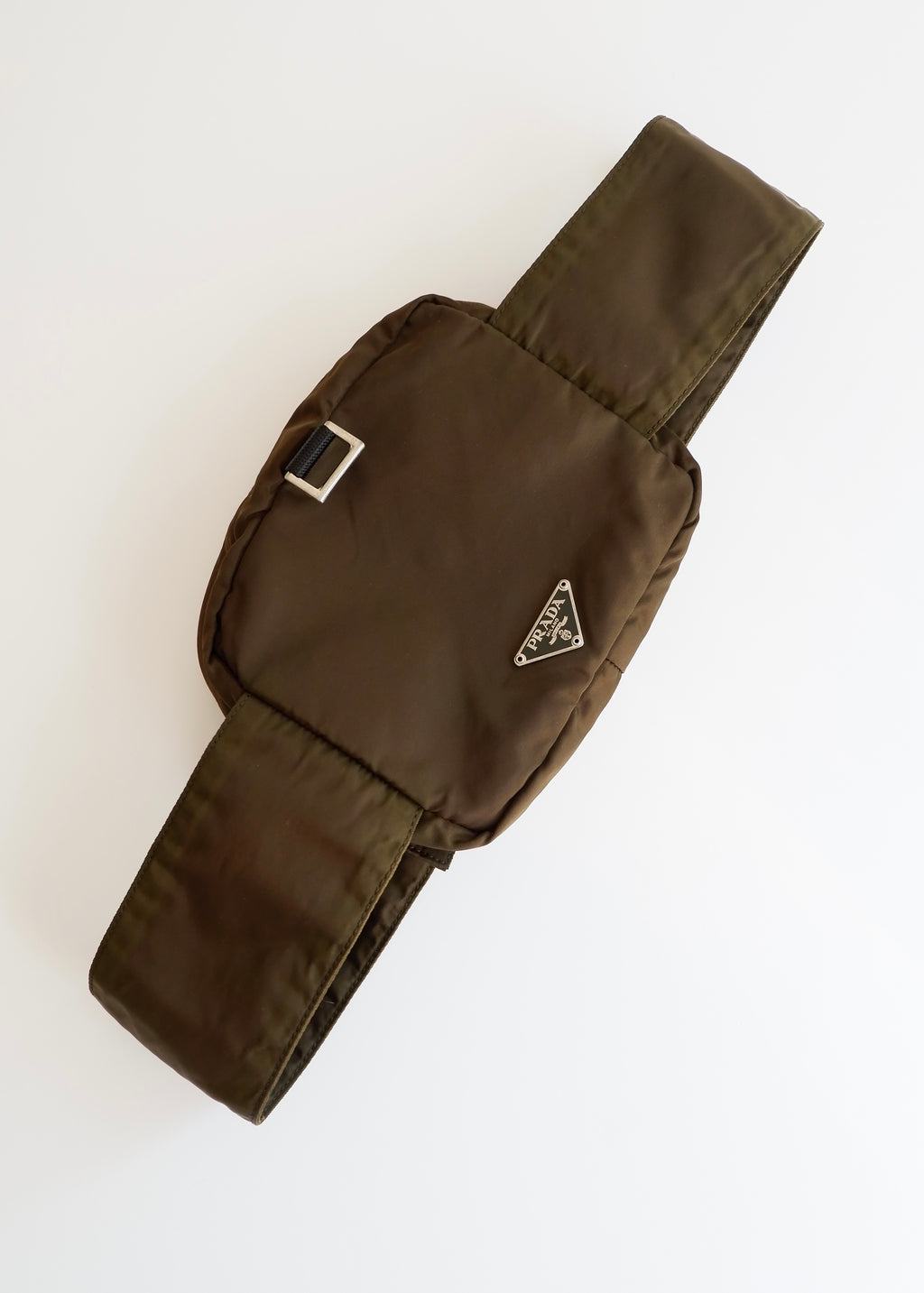 Sac banane Prada authentique d'occasion en nylon vert olive à scratch