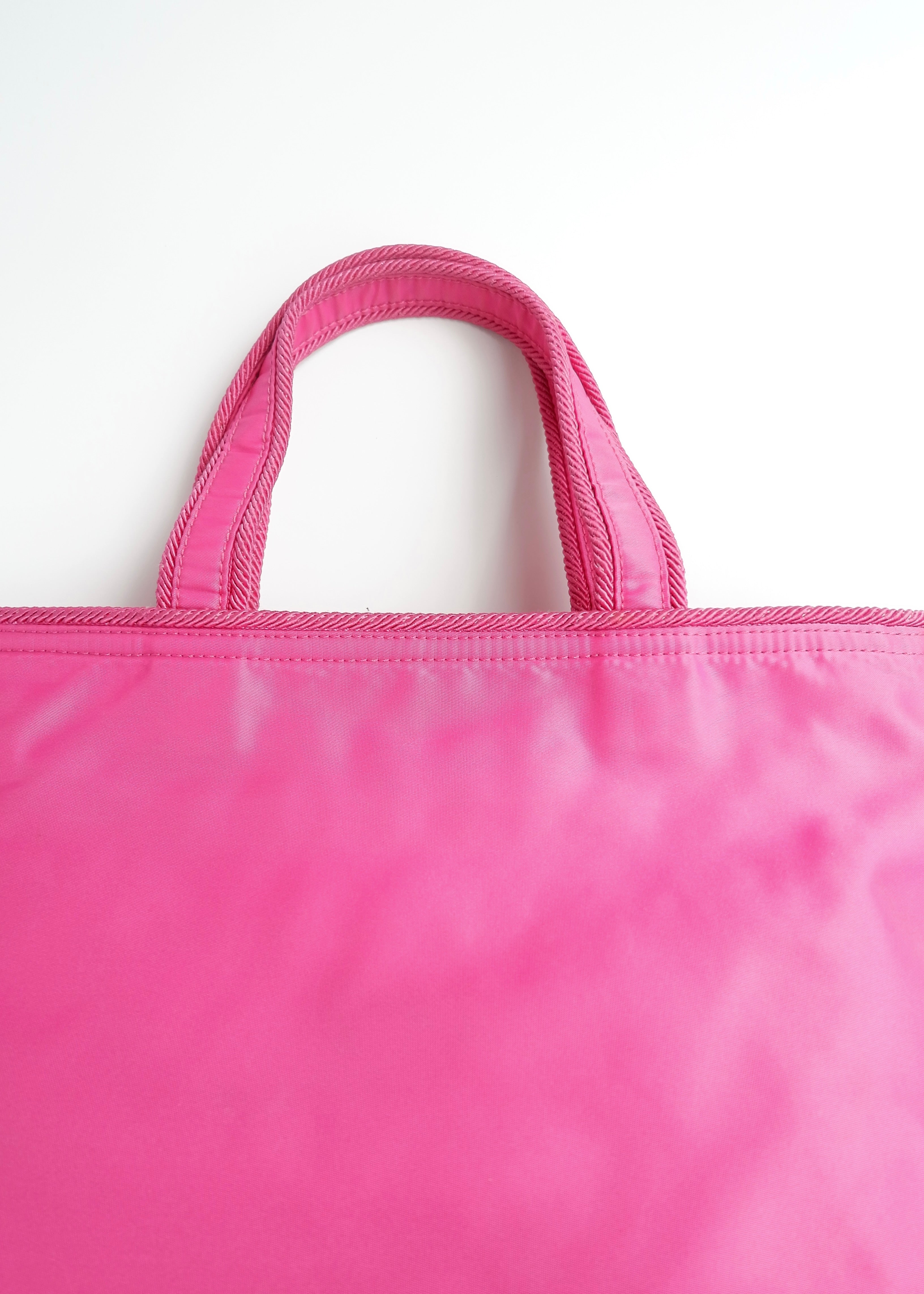 Authentique sac Prada deux façons en nylon rose vif d'occasion