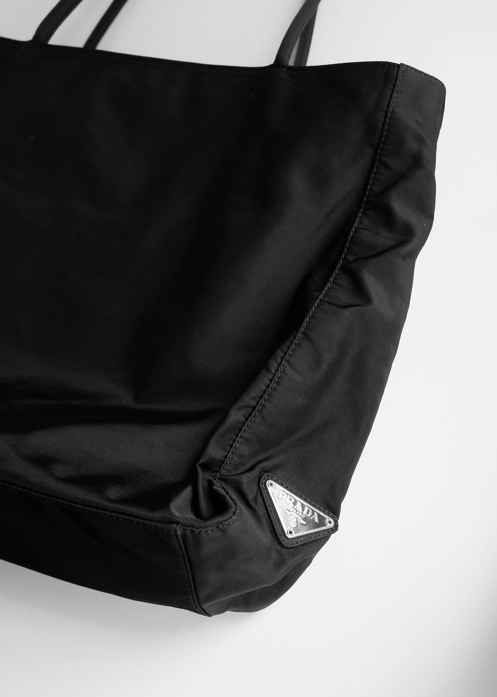 Sac cabas Prada authentique d'occasion en nylon noir à longue bandoulière