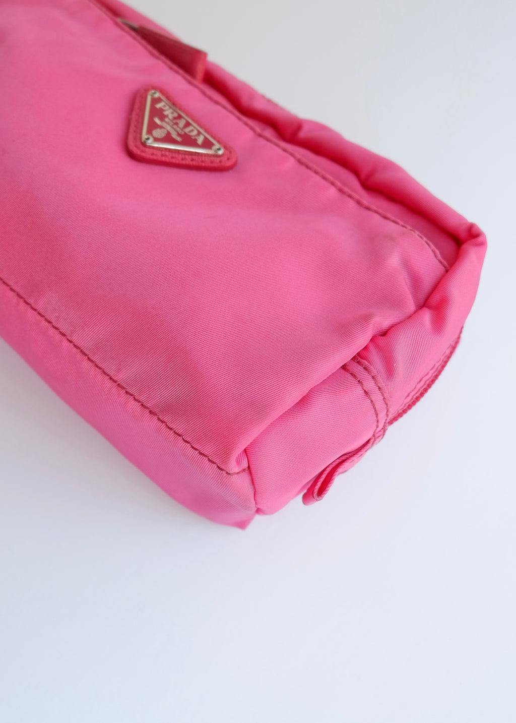 Pochette Prada authentique d'occasion en nylon rose