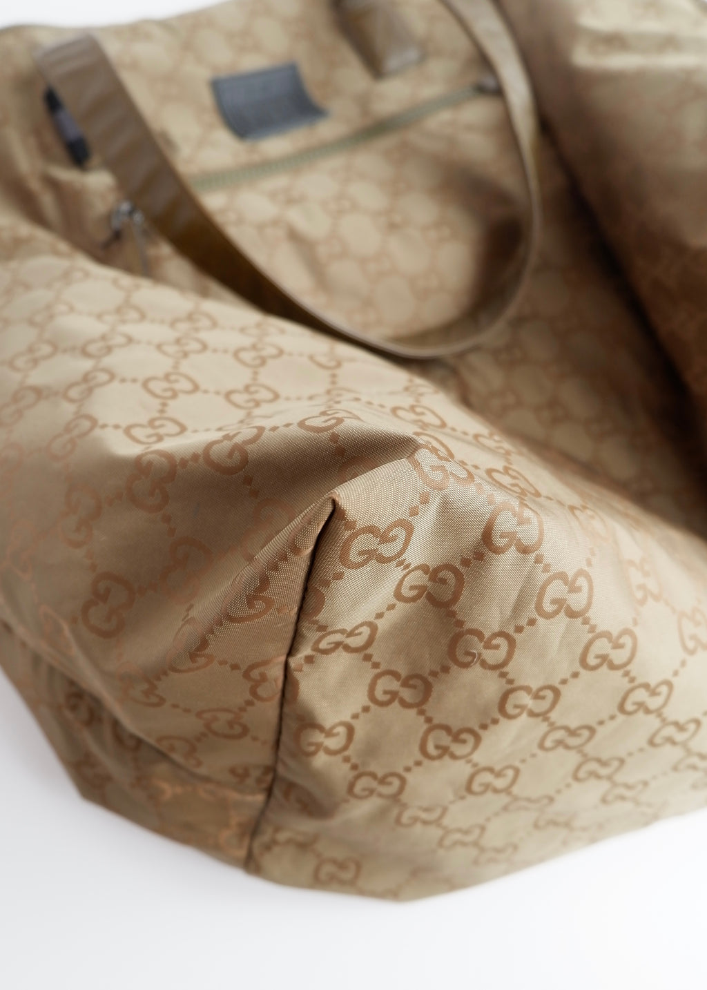 Authentique Sac de Voyage Extra Large Gucci en Nylon Vert Olive Léger Imprimé GG d'occasion