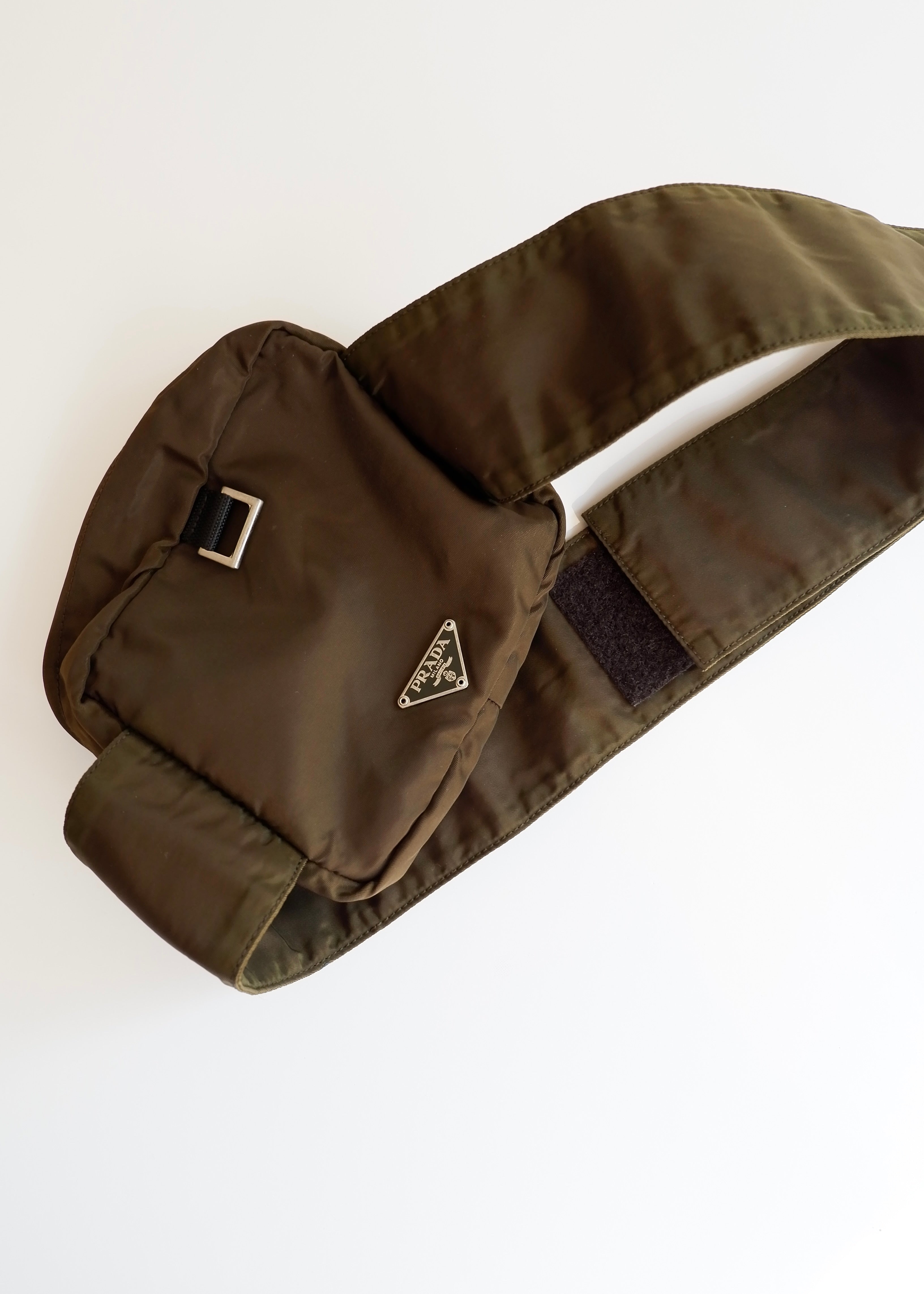 Sac banane Prada authentique d'occasion en nylon vert olive à scratch