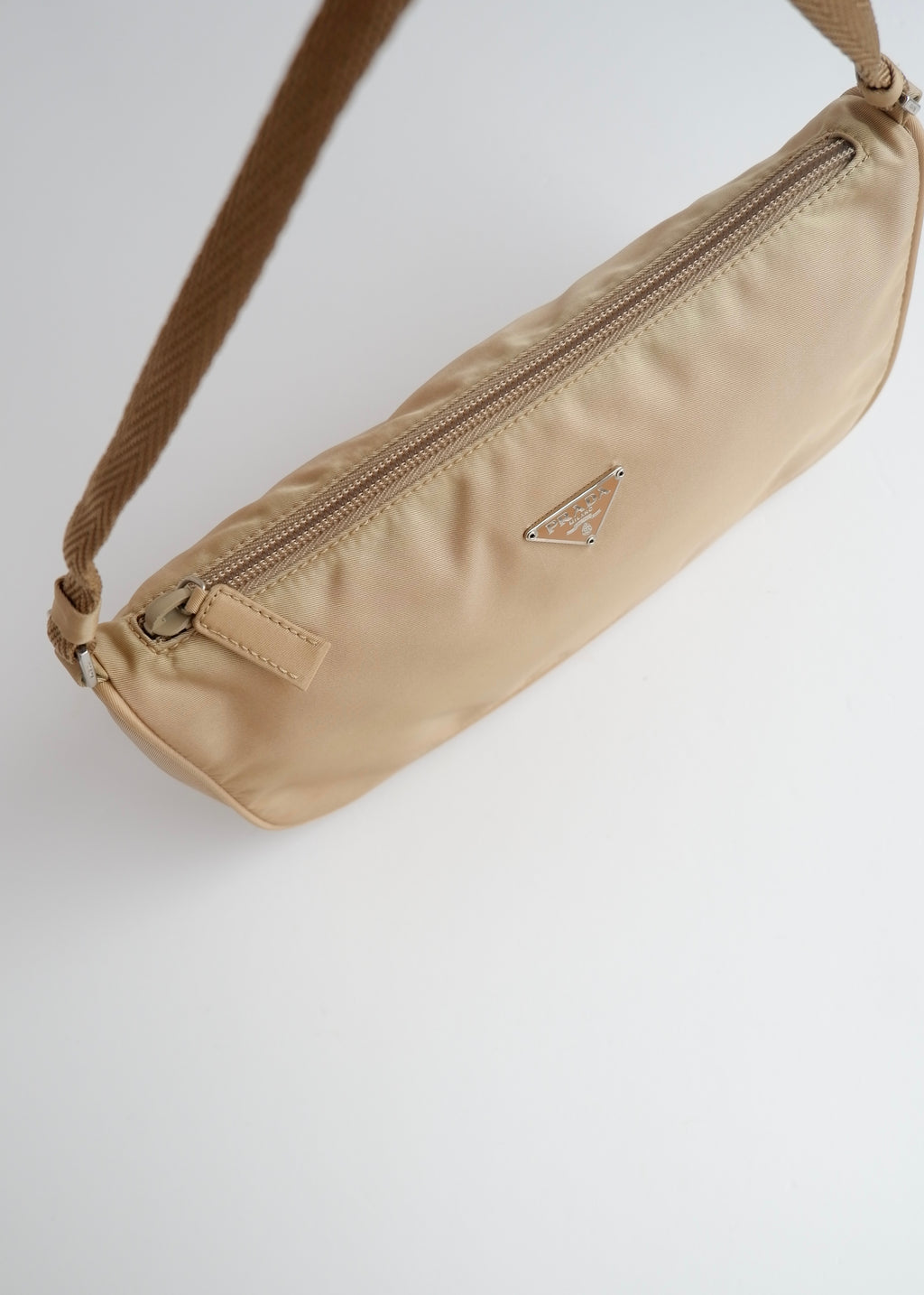 Authentique sac bandoulière Prada en nylon beige d'occasion