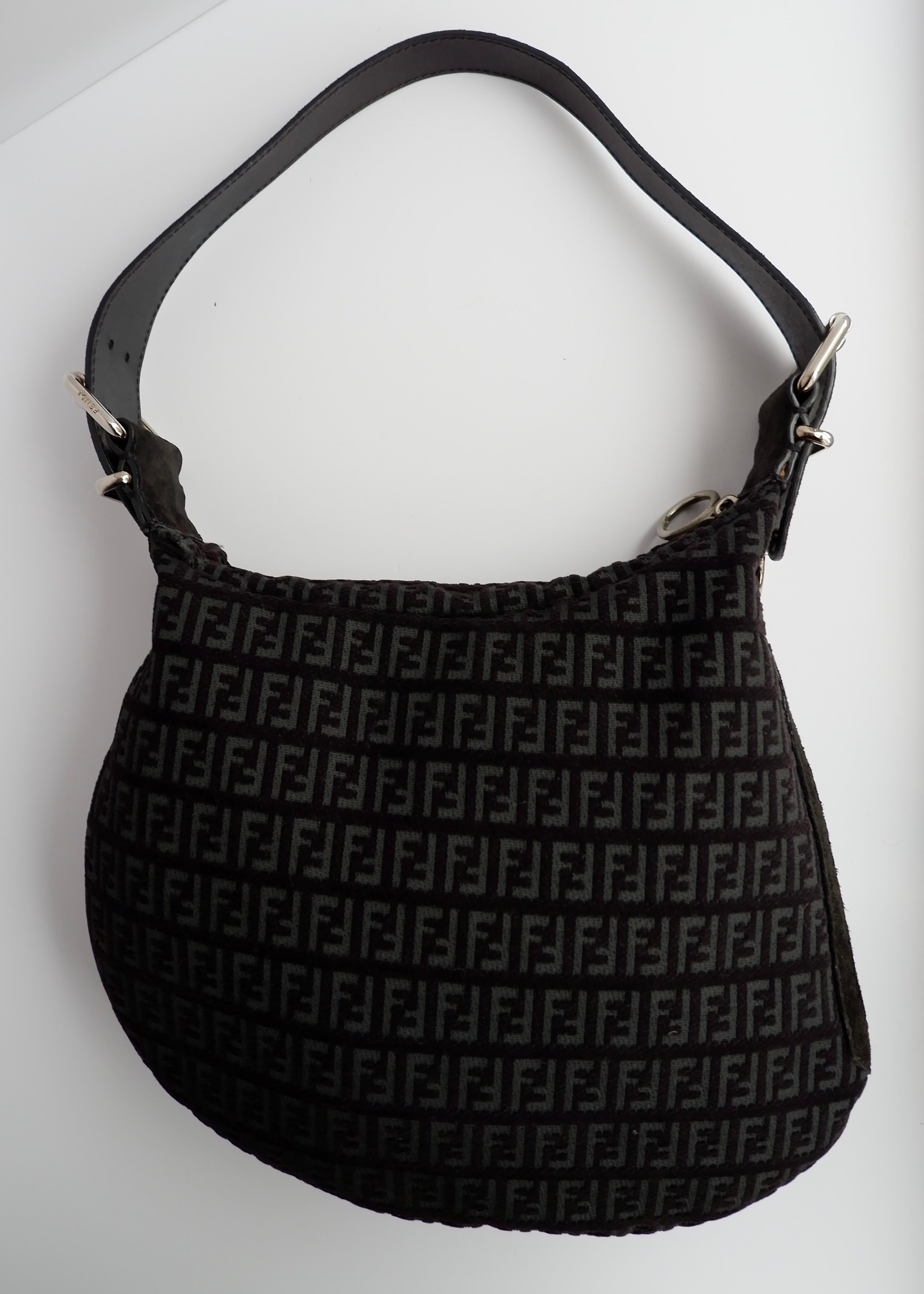 Authentique sac à bandoulière Fendi en daim noir Zucchino Oyster d'occasion