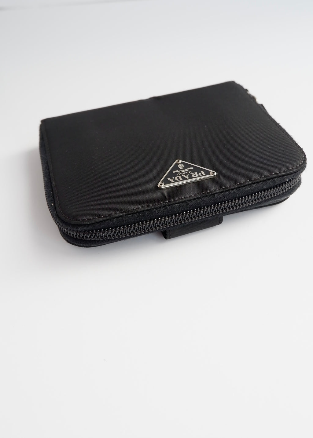 Portefeuille pliable Prada authentique en nylon noir d'occasion