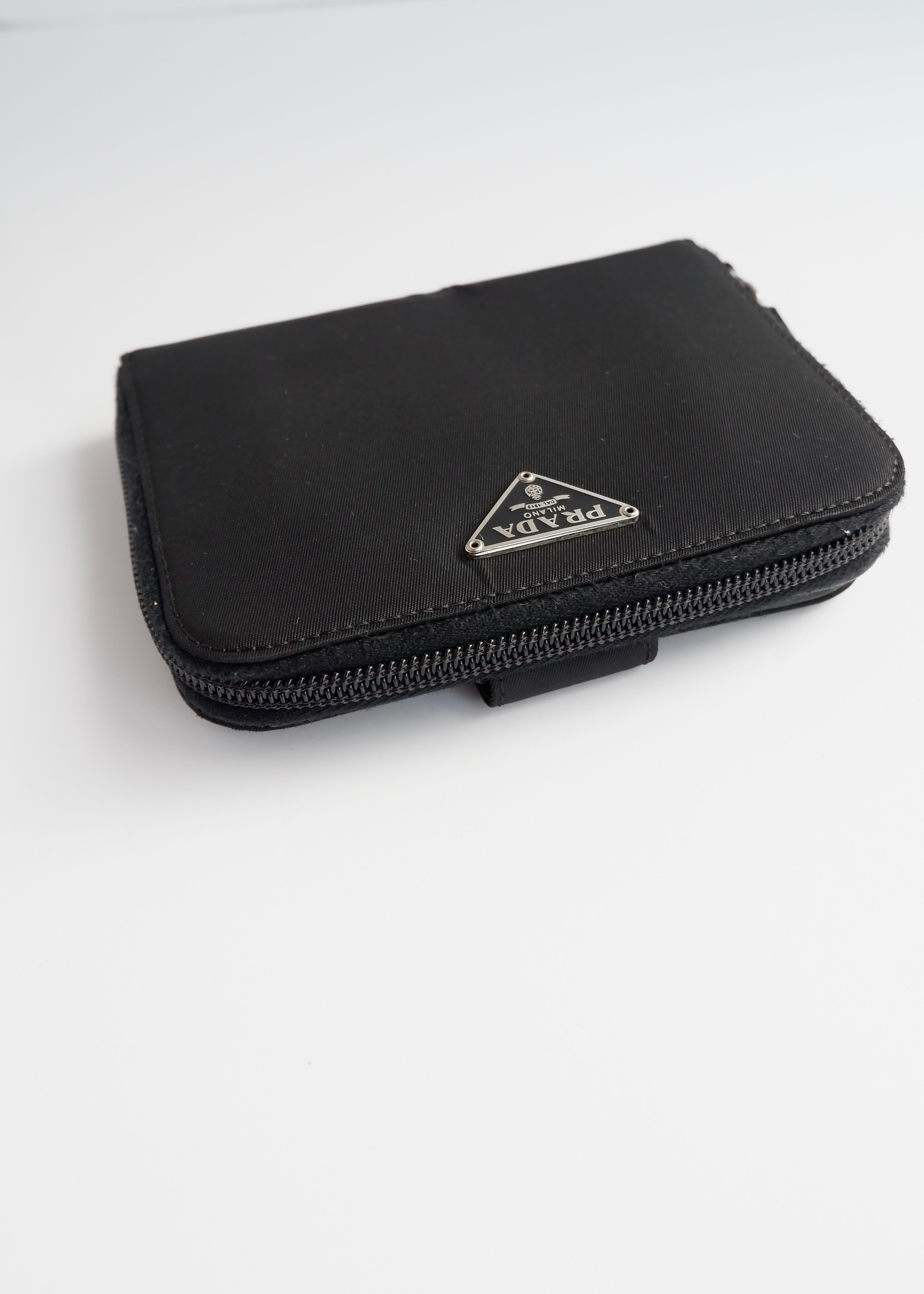 Portefeuille pliable Prada authentique en nylon noir d'occasion