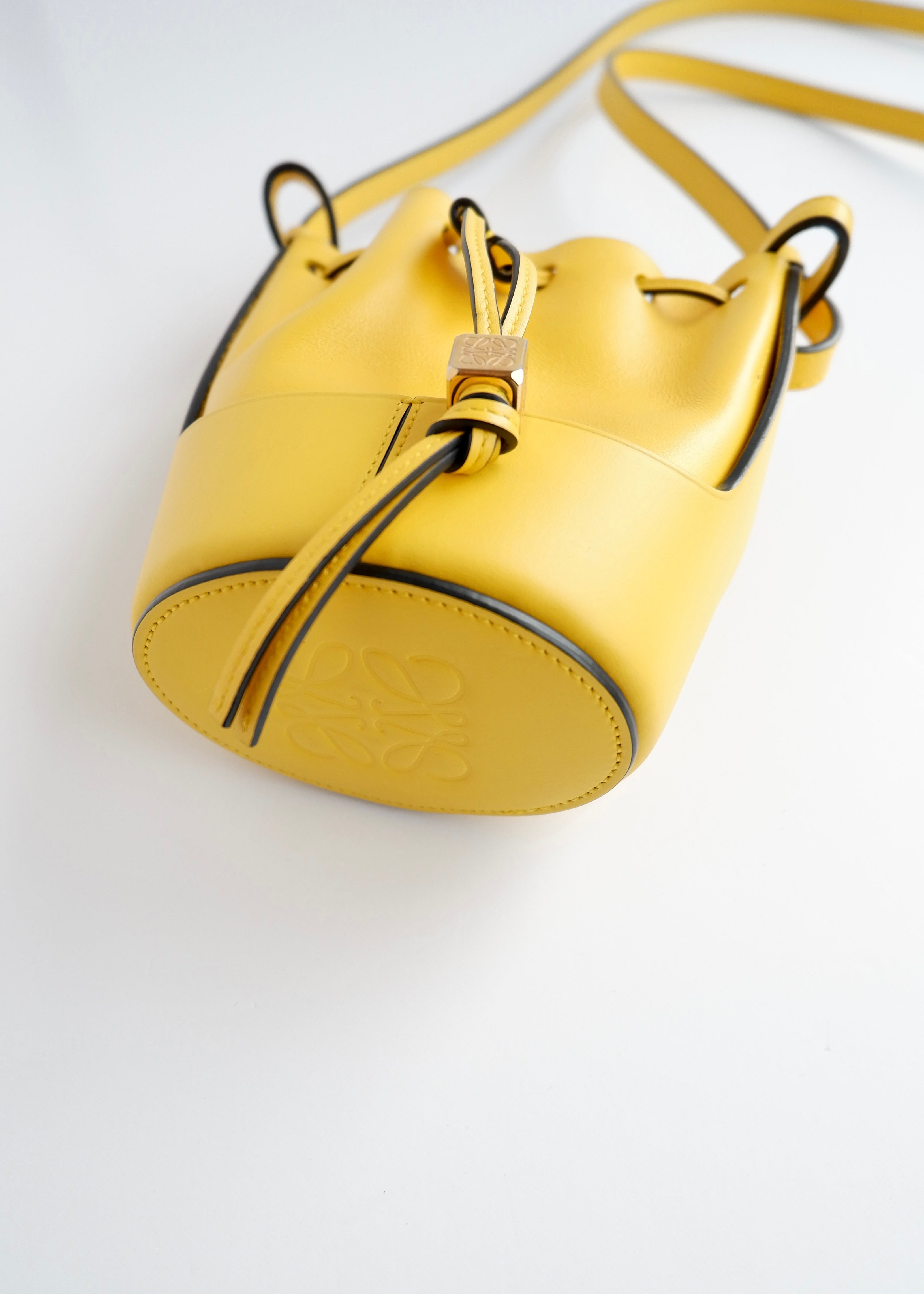 Authentique sac Loewe Balloon Nano en cuir jaune d'occasion