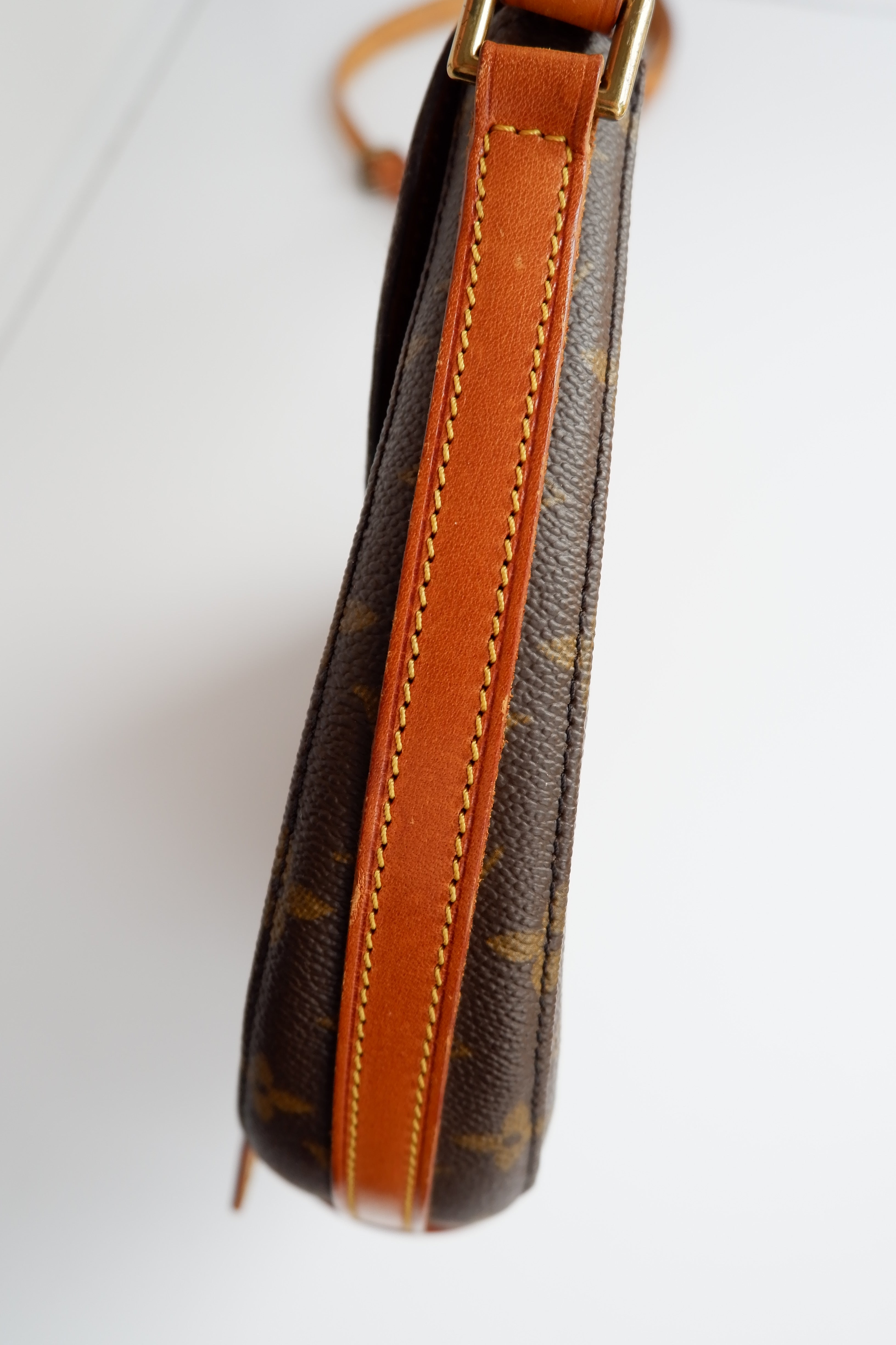 Authentique sac bandoulière Louis Vuitton Monogram Chanty d'occasion