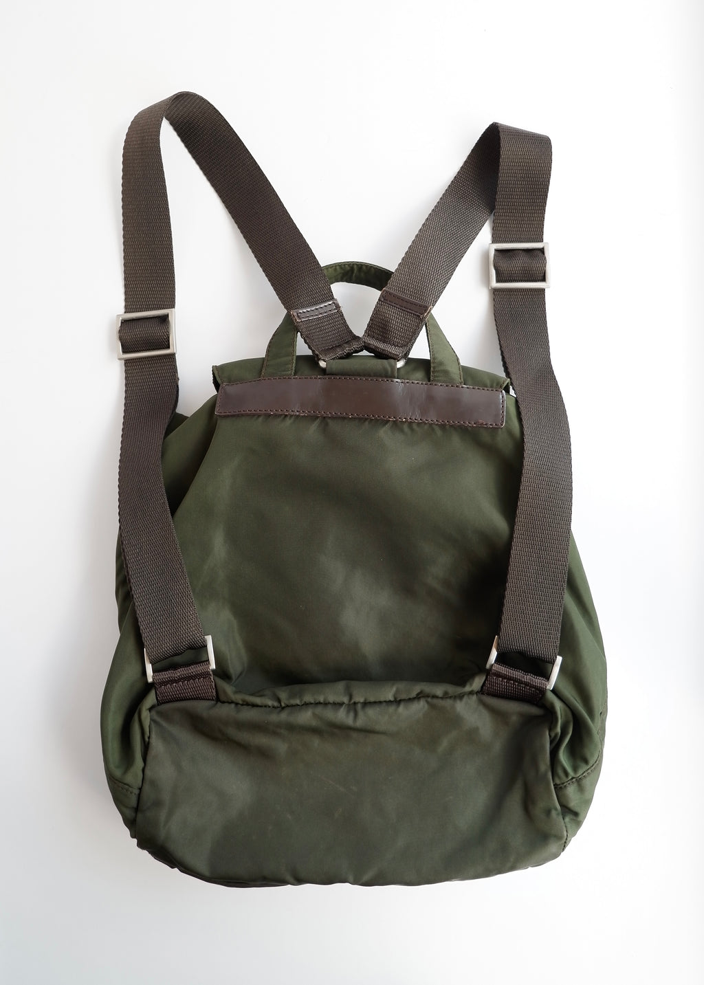 Sac à dos Prada en nylon vert authentique d'occasion