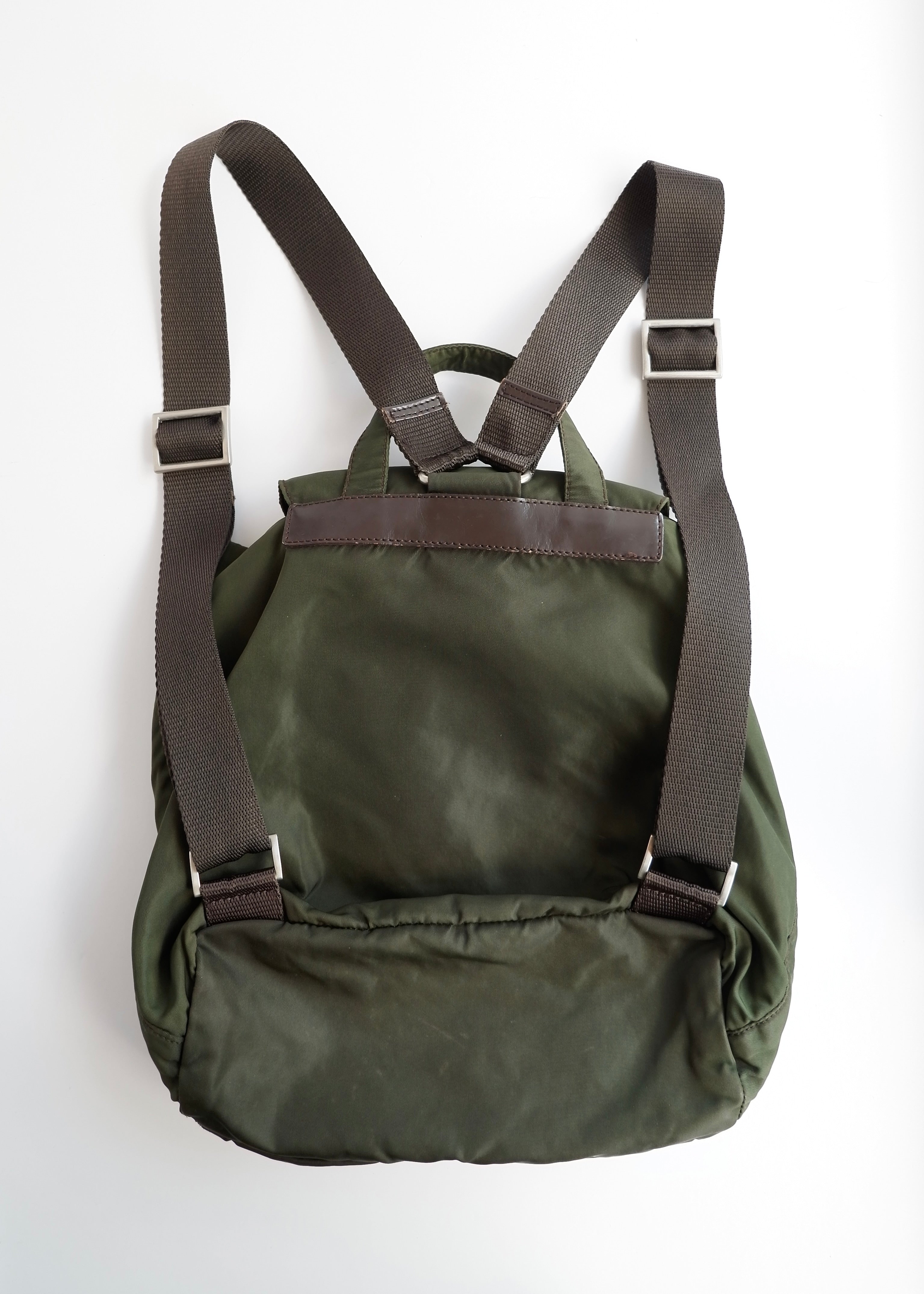 Sac à dos Prada en nylon vert authentique d'occasion