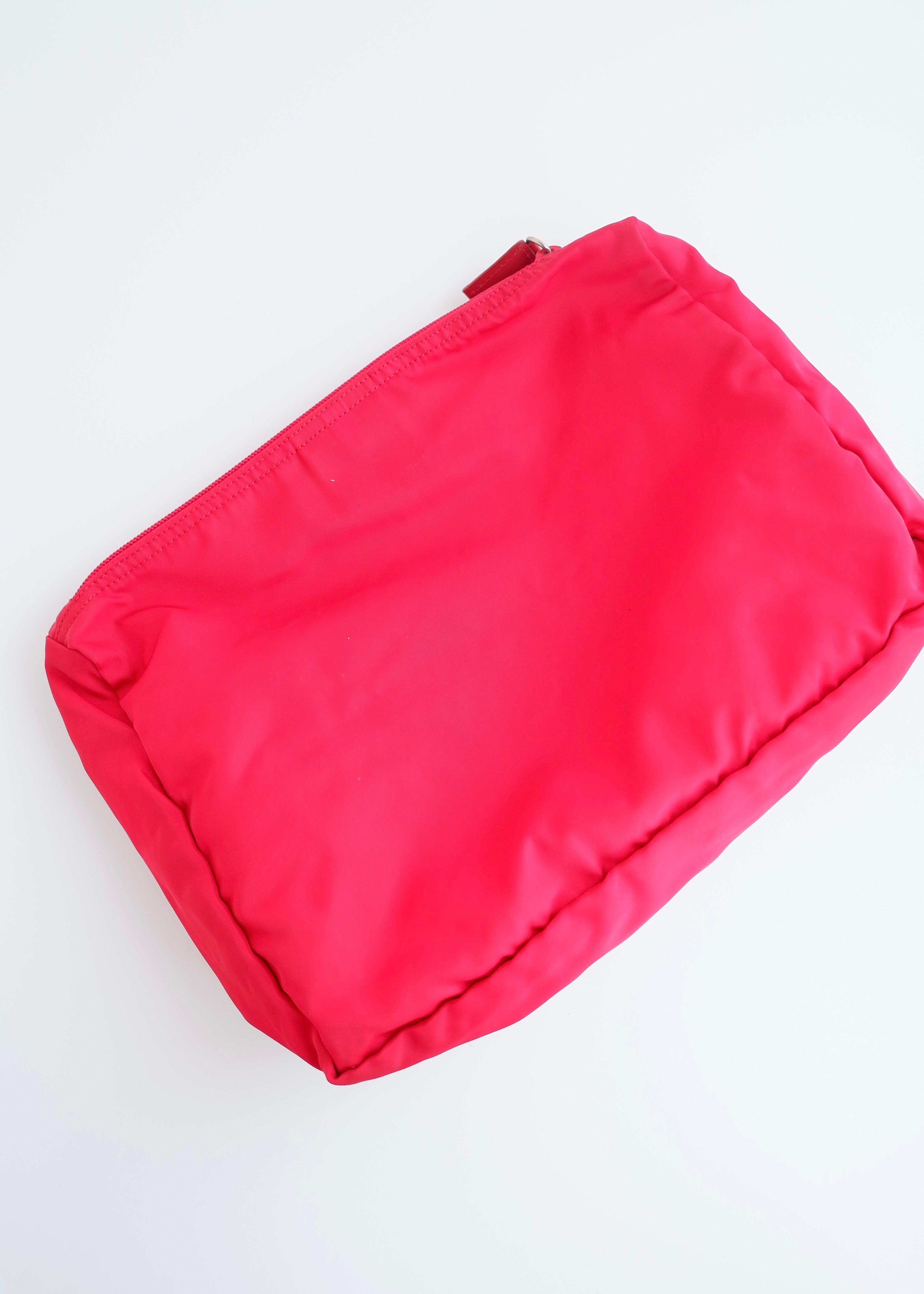 Pochette Prada authentique d'occasion en nylon rouge