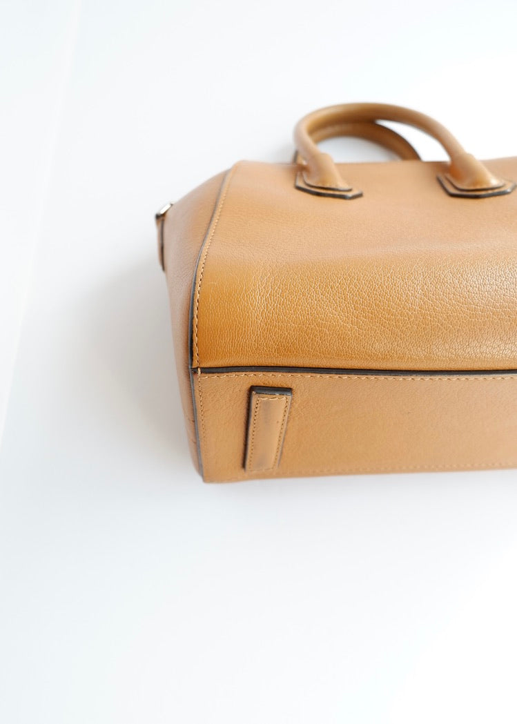 Authentique sac bandoulière Givenchy Antigona petit modèle en cuir couleur camel, d'occasion