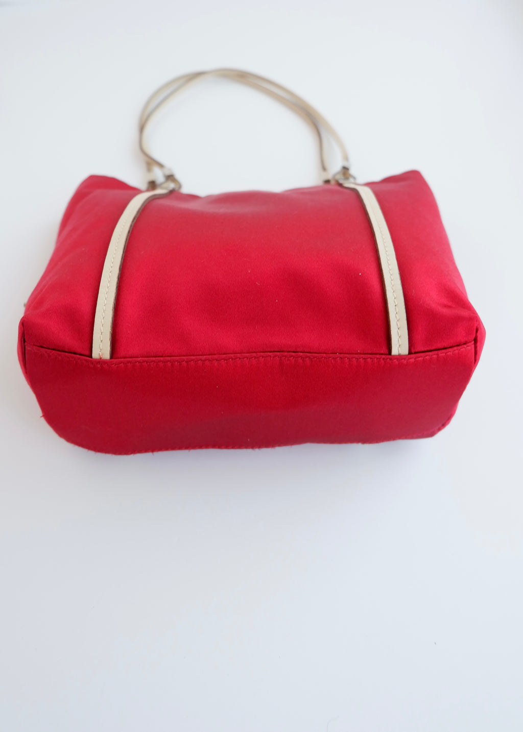Sac micro cabas Prada authentique d'occasion en satin rouge