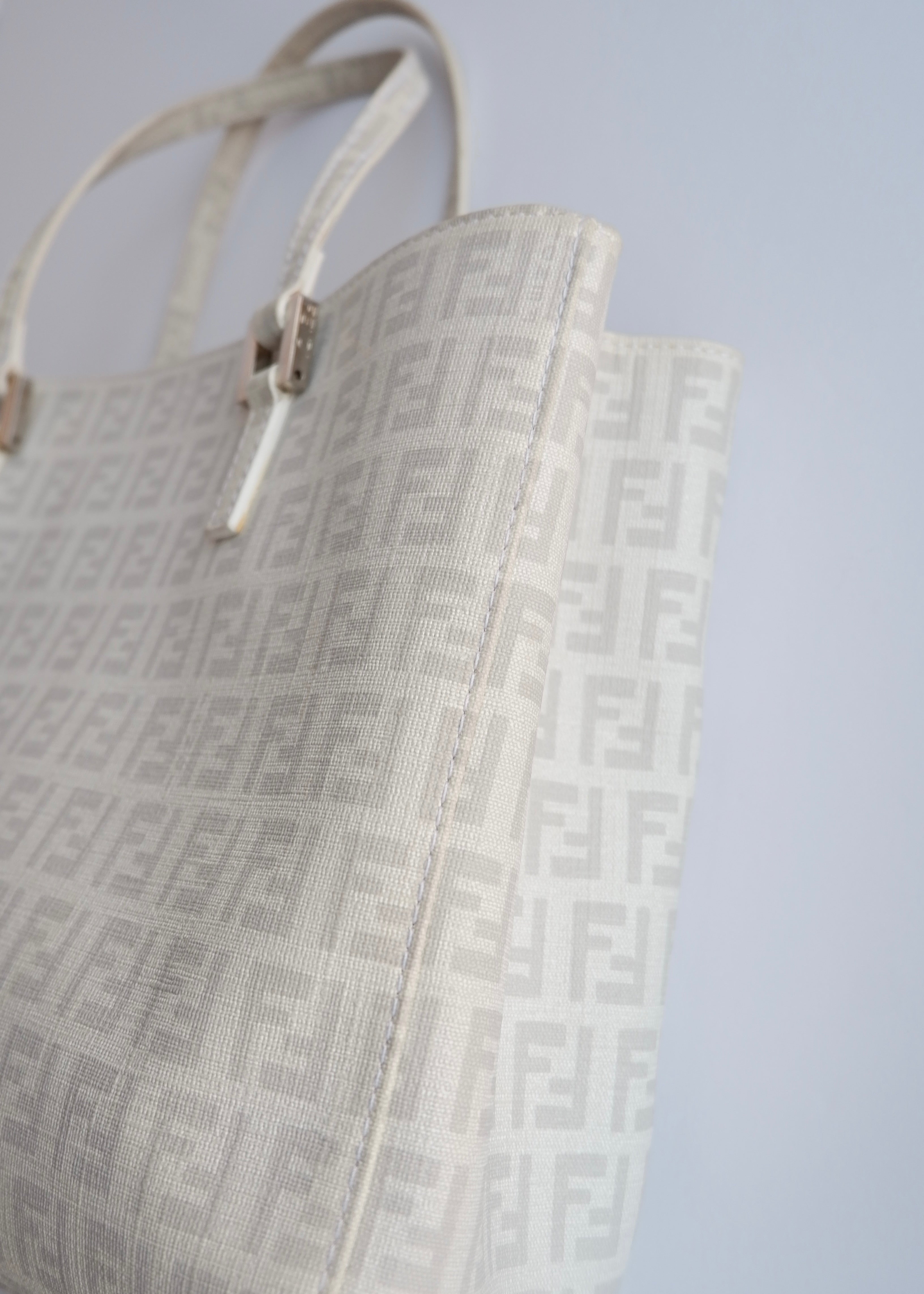 Sac à main Fendi Zucchino blanc d'occasion authentique