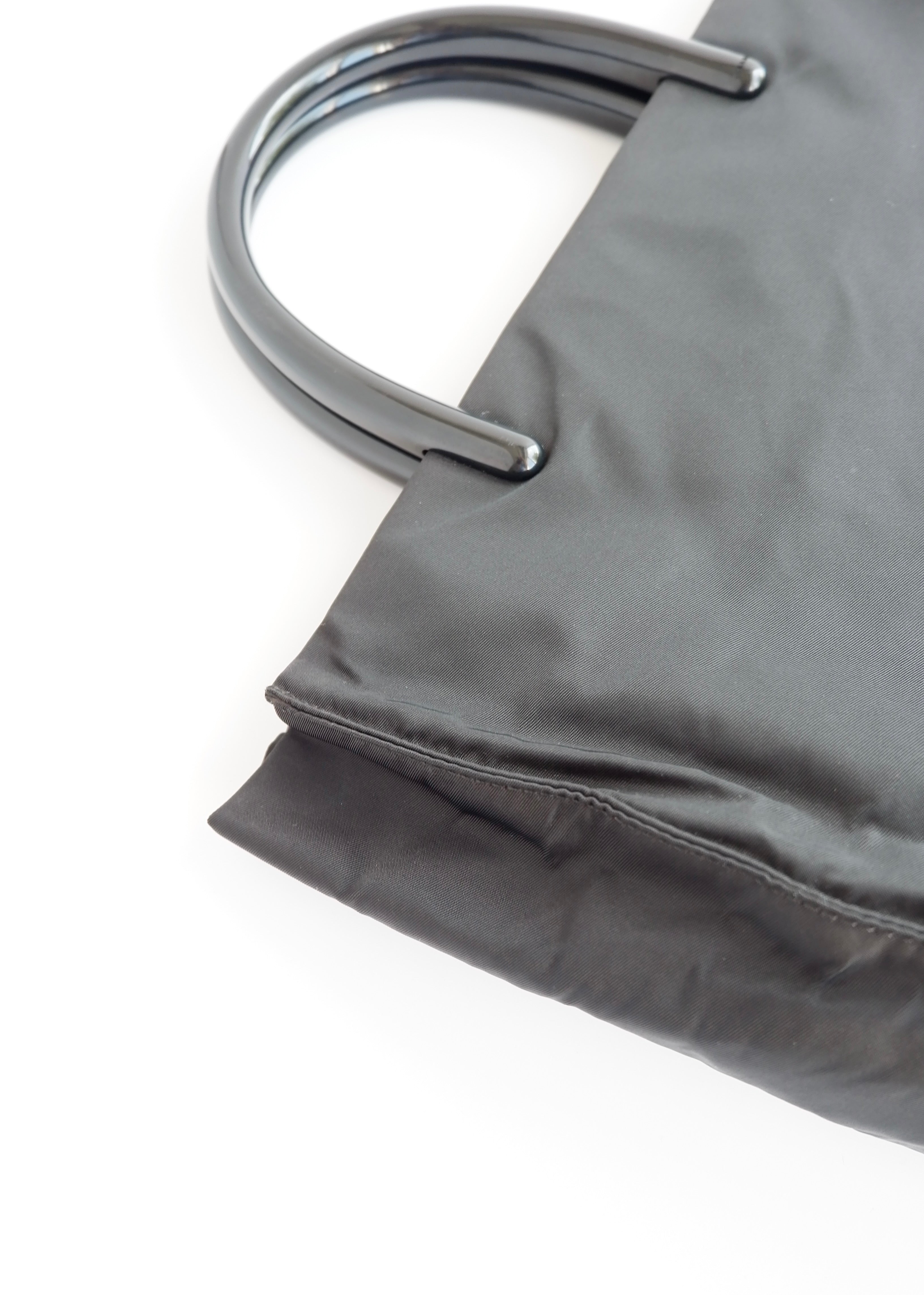 Sac à main Prada d'occasion authentique en nylon noir avec anse en acétate