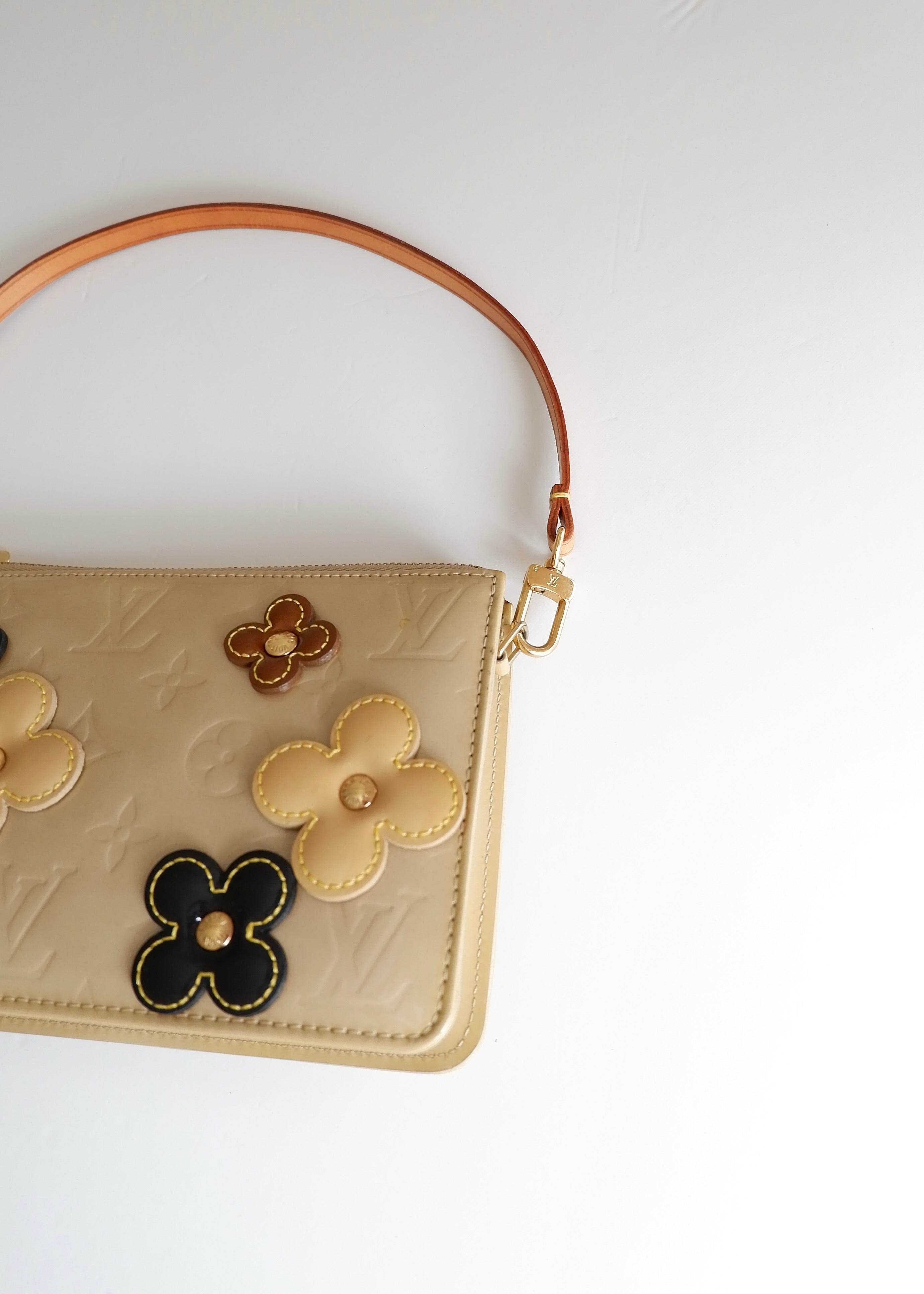 Authentique Pochette Louis Vuitton Lexington en Cuir Verni Beige Floral d'occasion