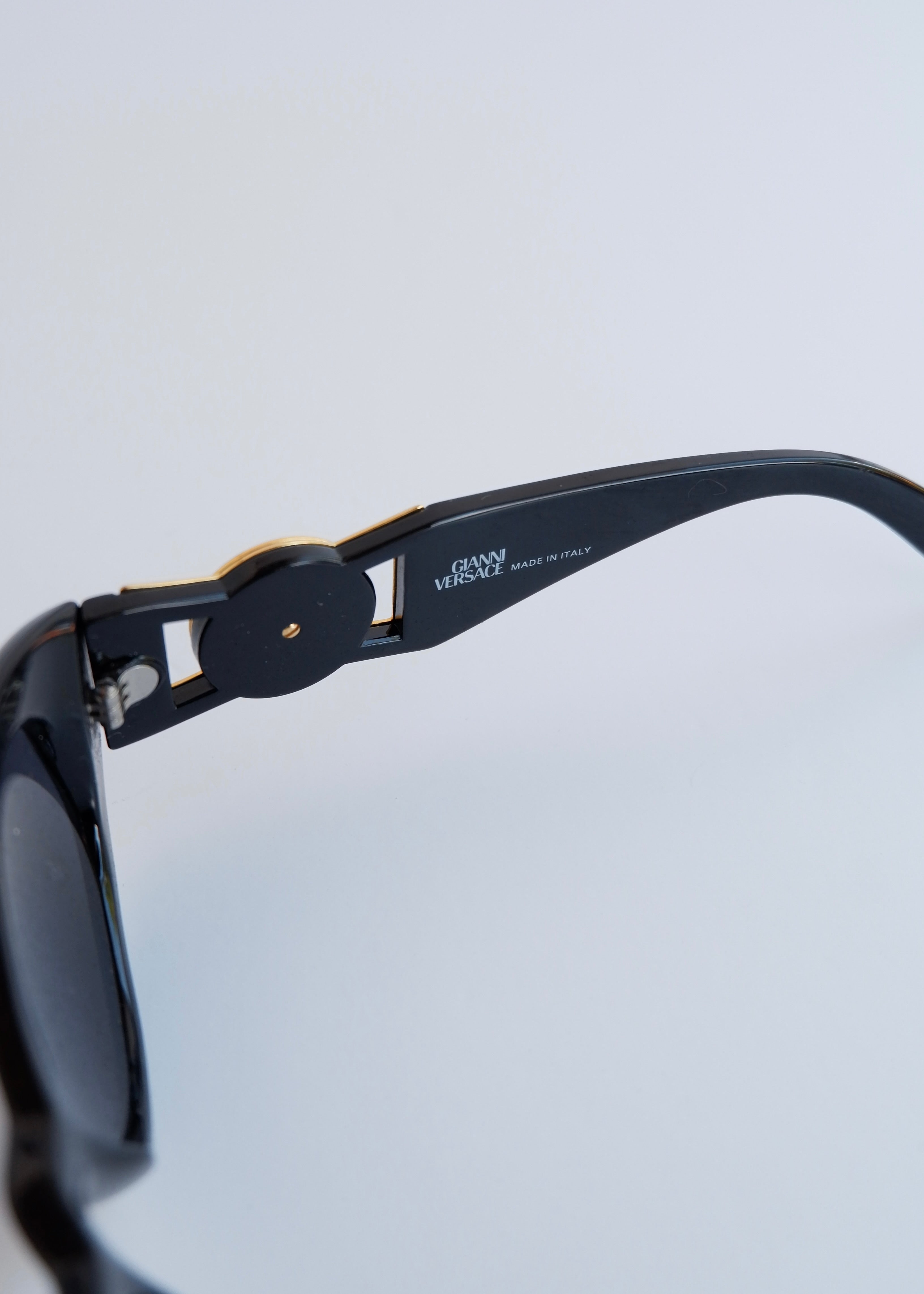 Authentiques lunettes de soleil vintage d'occasion Versace à monture carrée noire avec logo Méduse