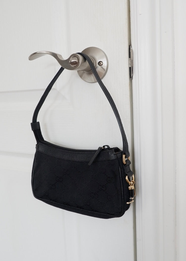 Authentique Sac Micro à Bandoulière Gucci en Toile GG Noire avec Breloque Dorée d'occasion