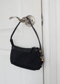 Authentique Sac Micro à Bandoulière Gucci en Toile GG Noire avec Breloque Dorée d'occasion