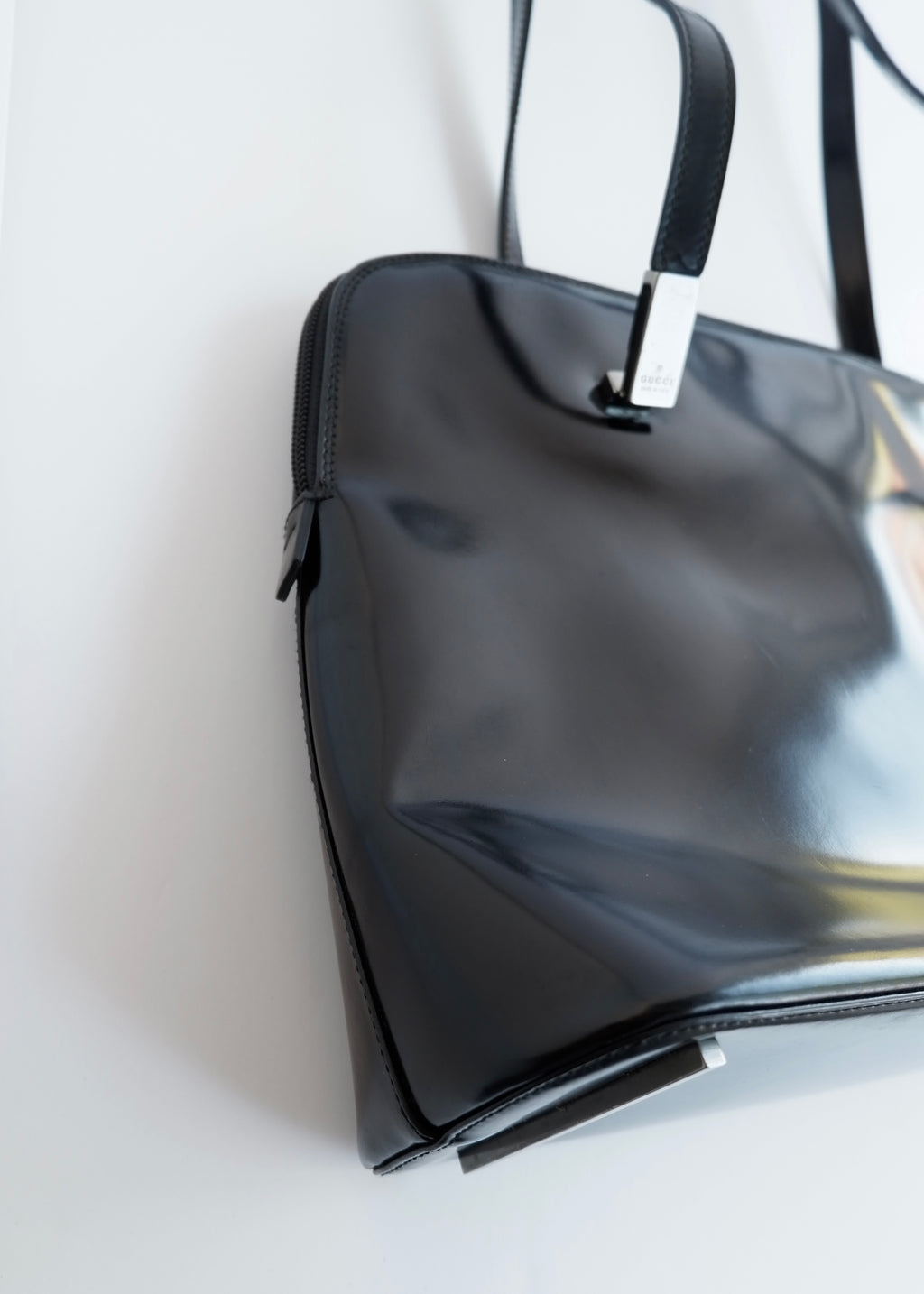 Sac bandoulière long Gucci authentique d'occasion en cuir verni noir