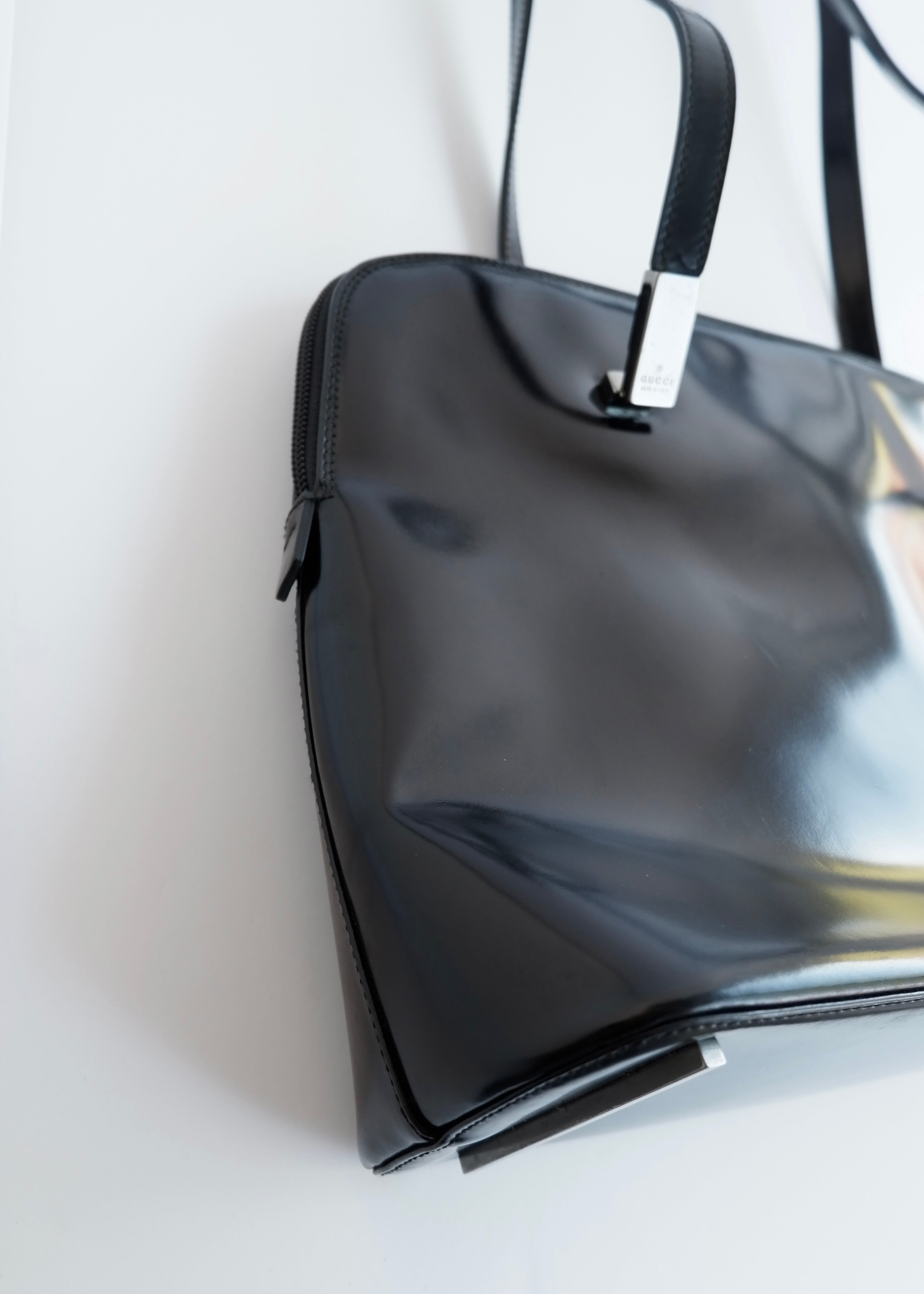 Sac bandoulière long Gucci authentique d'occasion en cuir verni noir