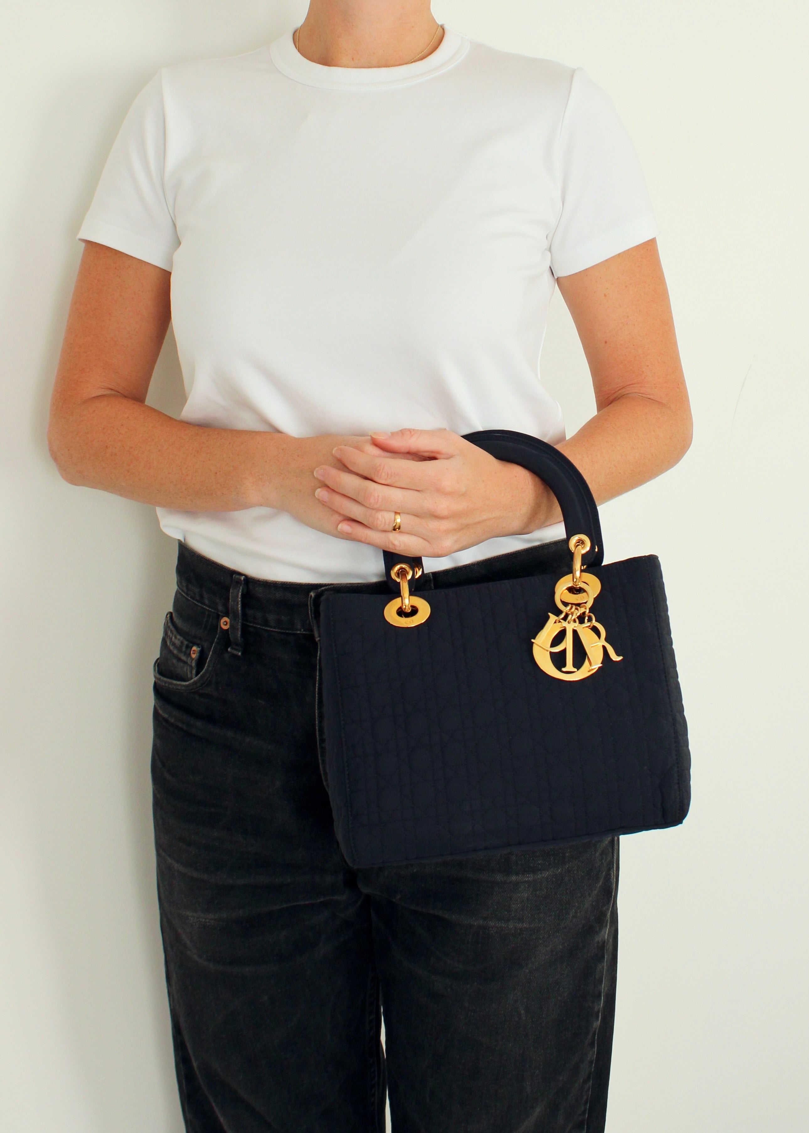 Sac à main Christian Dior Lady Dior Medium en toile bleu marine, d'occasion authentique, avec accastillage doré