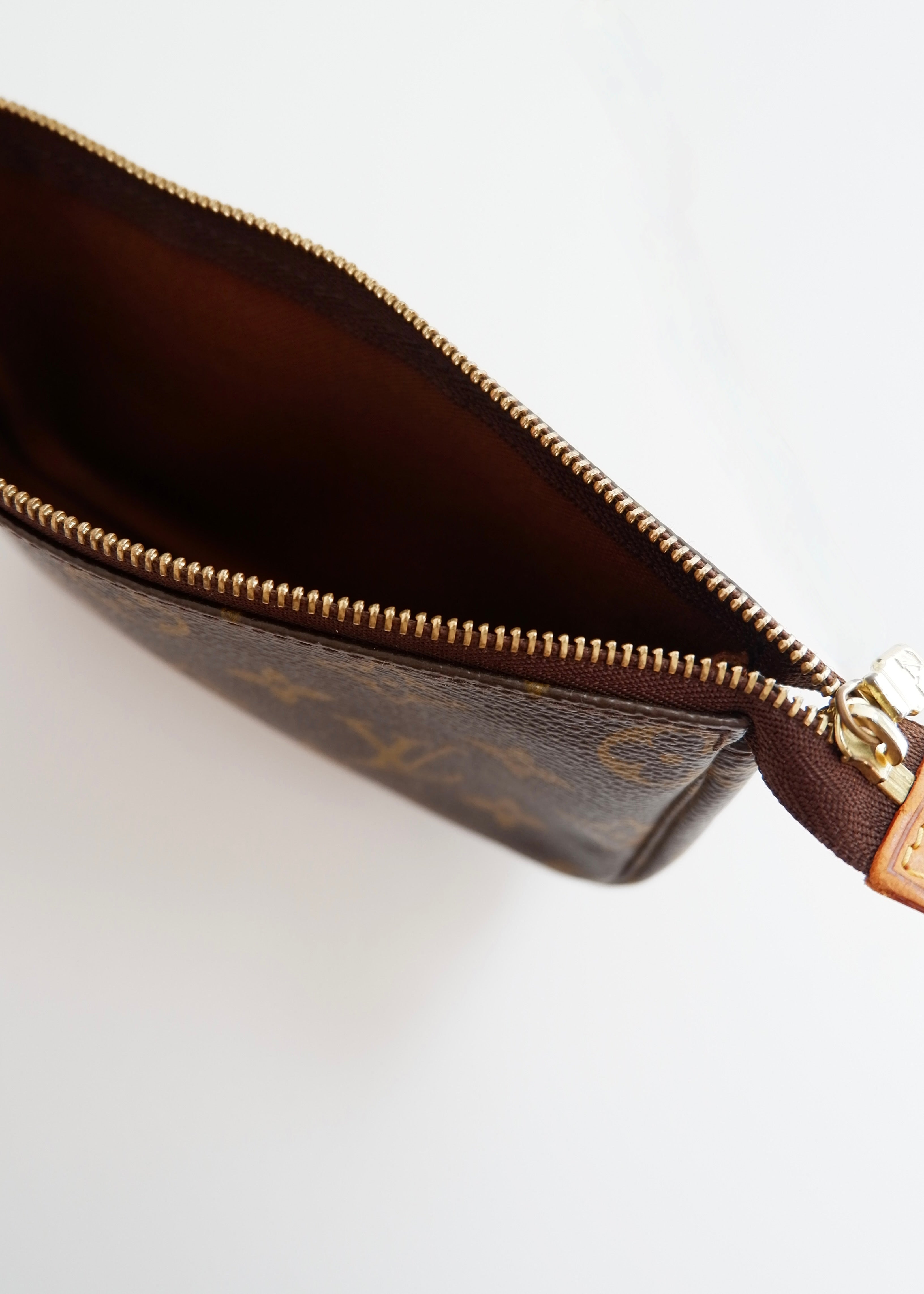 Preowned Louis Vuitton Monogram Bucket Bag GM W. Pouch