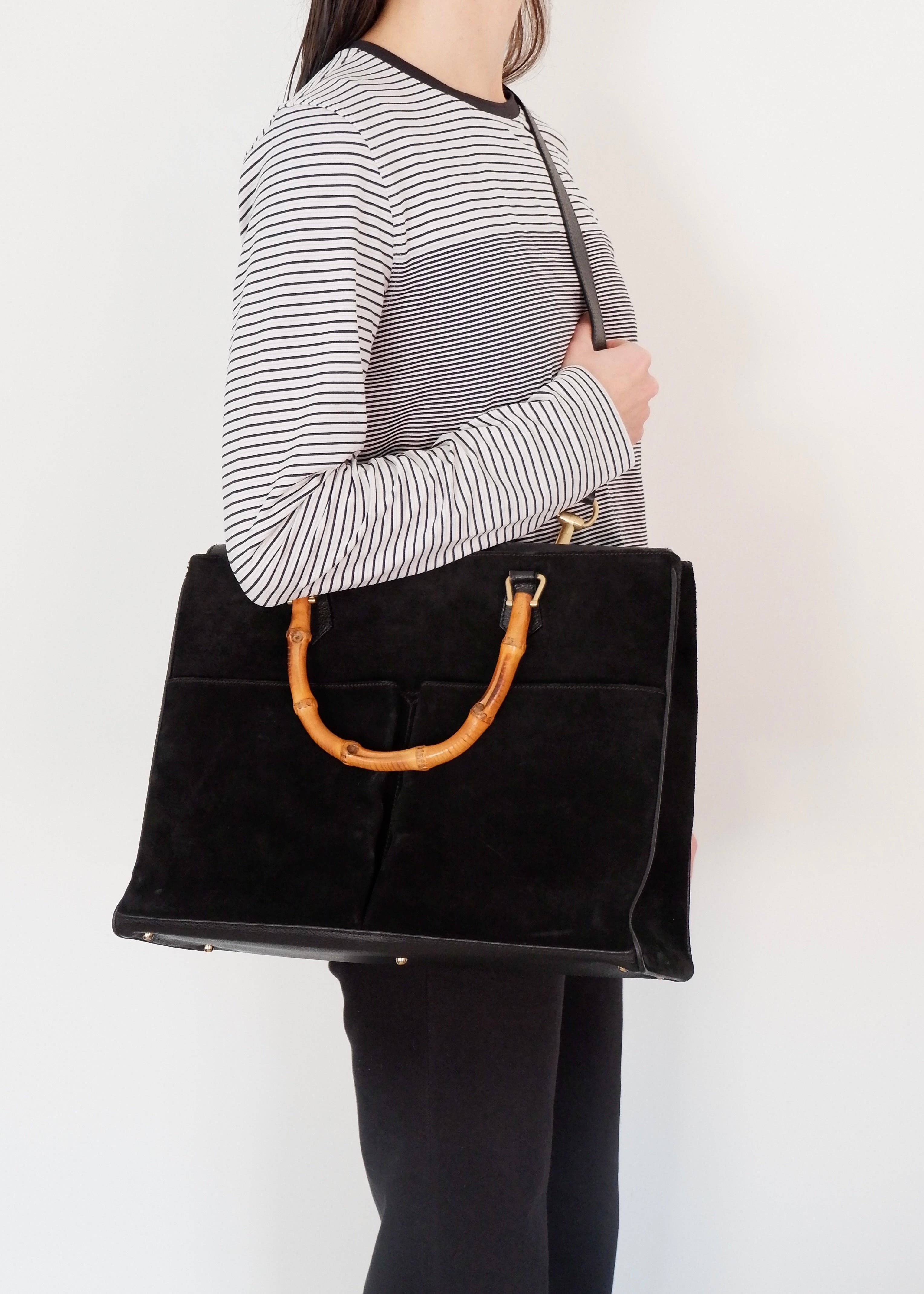 Authentique cabas Gucci vintage d'occasion en daim/cuir noir avec bambou, porté de deux façons