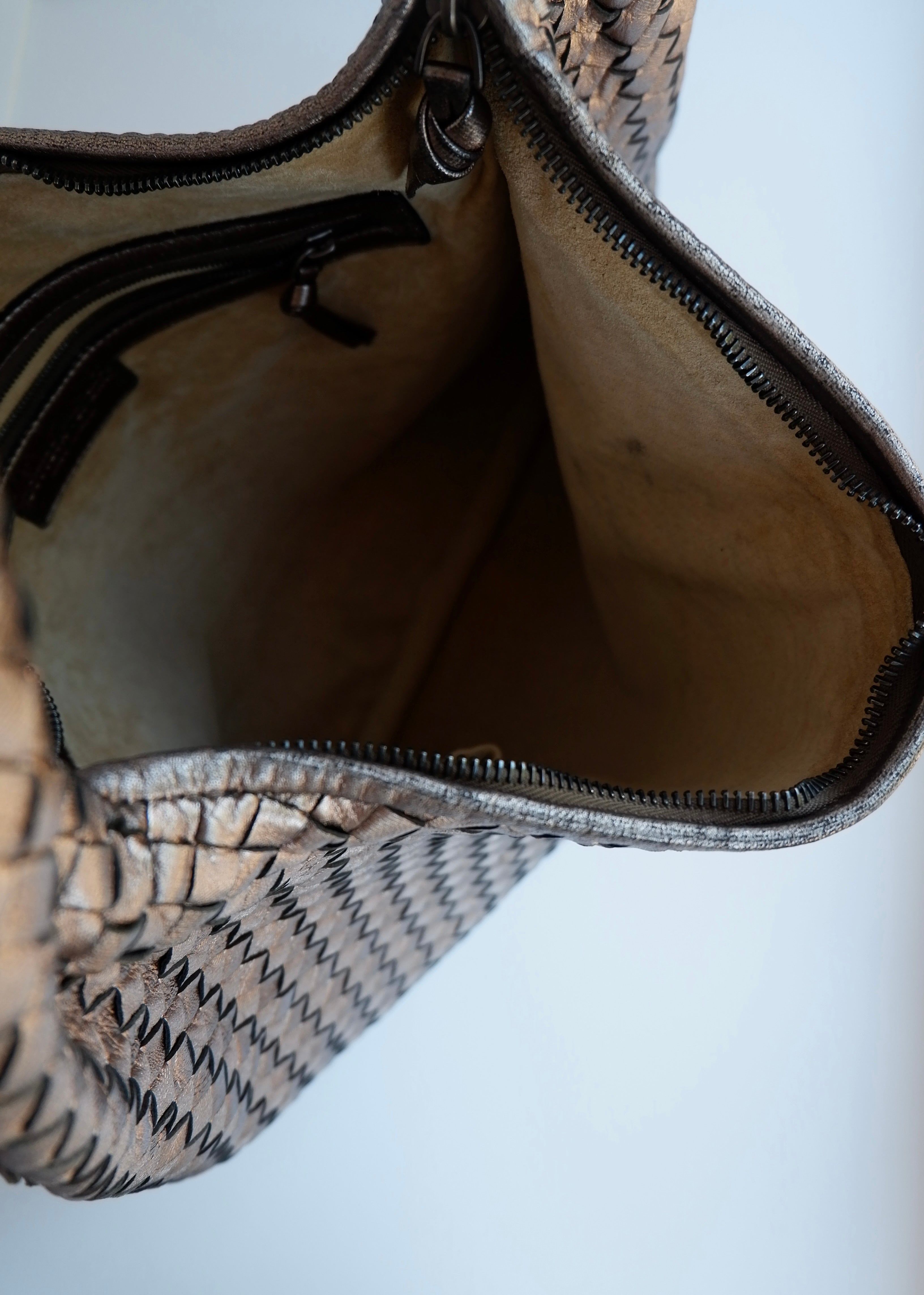 Sac porté épaule hobo Bottega Veneta Intrecciato en cuir bronze métallique d'occasion authentique