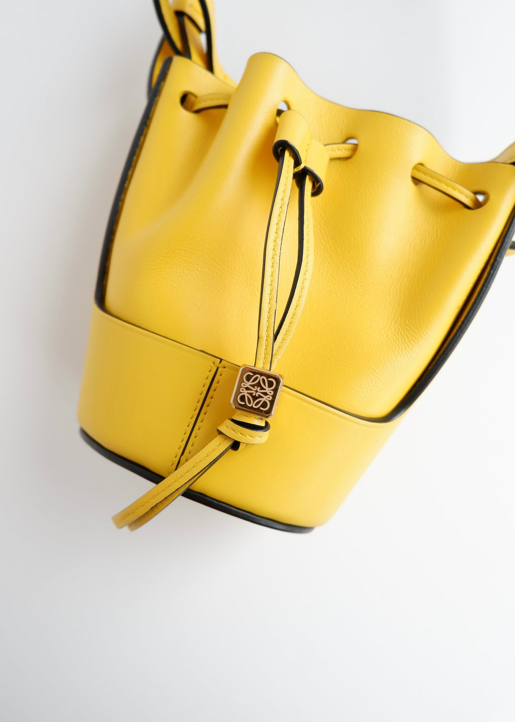 Authentique sac Loewe Balloon Nano en cuir jaune d'occasion