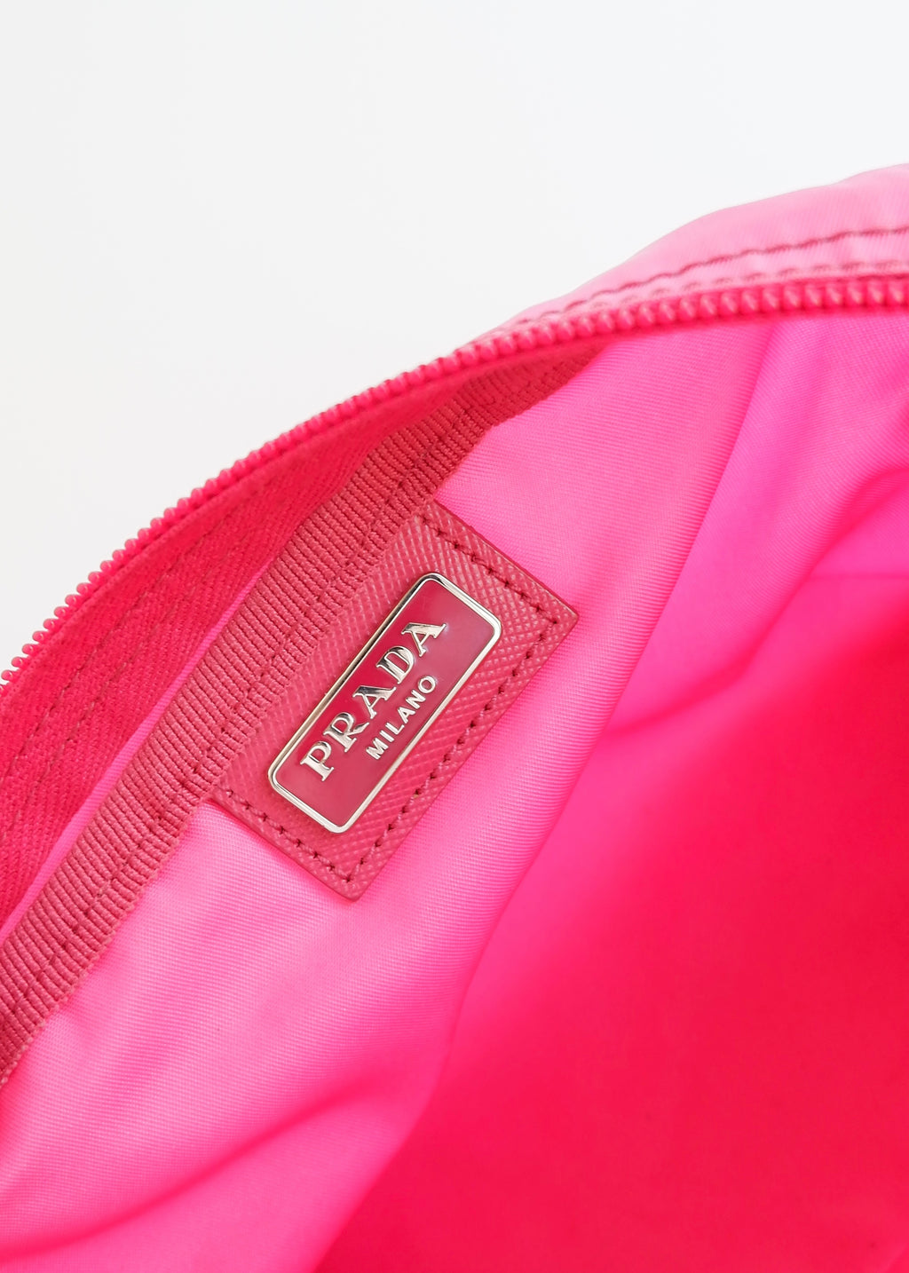 Pochette Prada authentique d'occasion en nylon rose