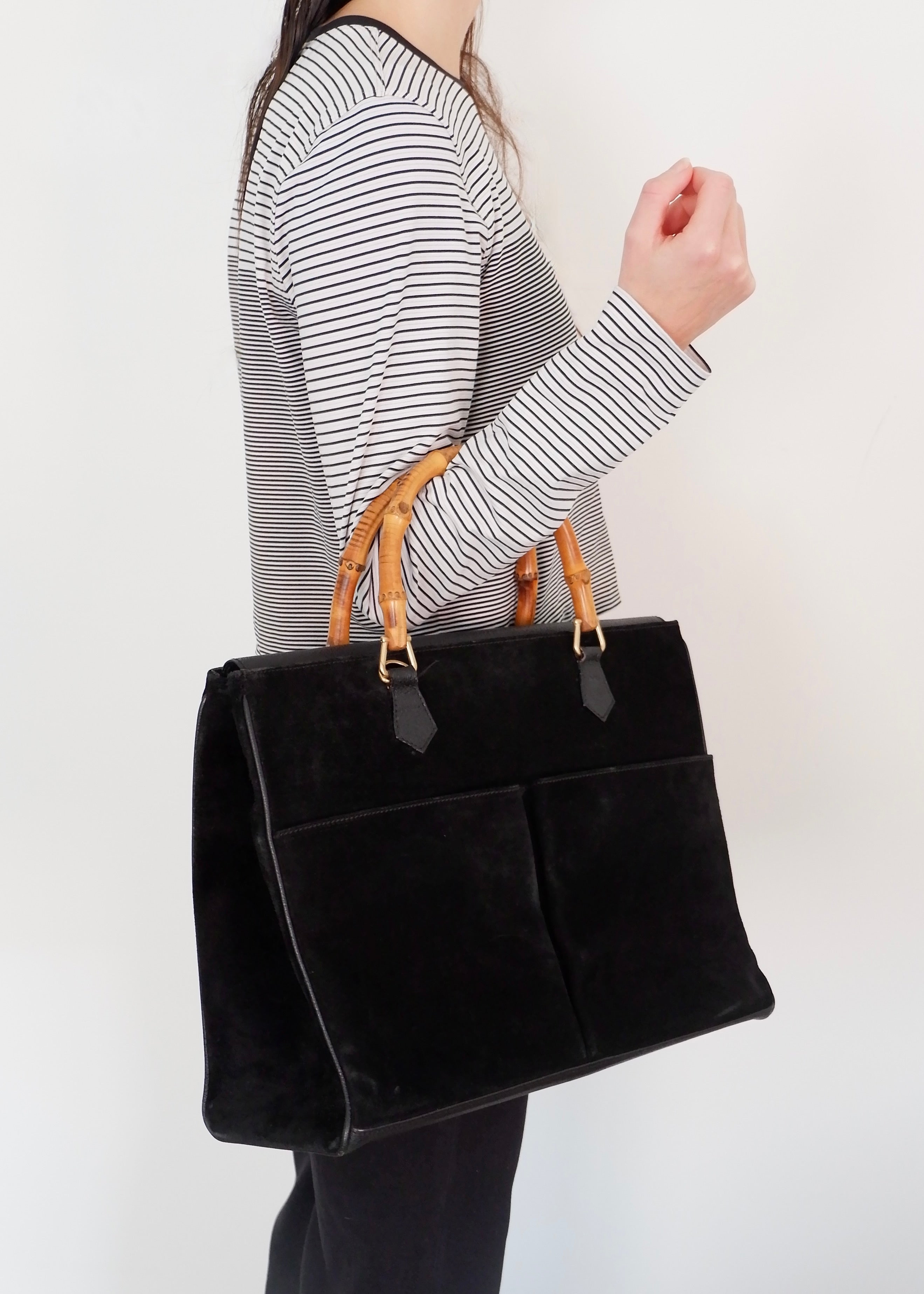 Authentique cabas Gucci vintage d'occasion en daim/cuir noir avec bambou, porté de deux façons