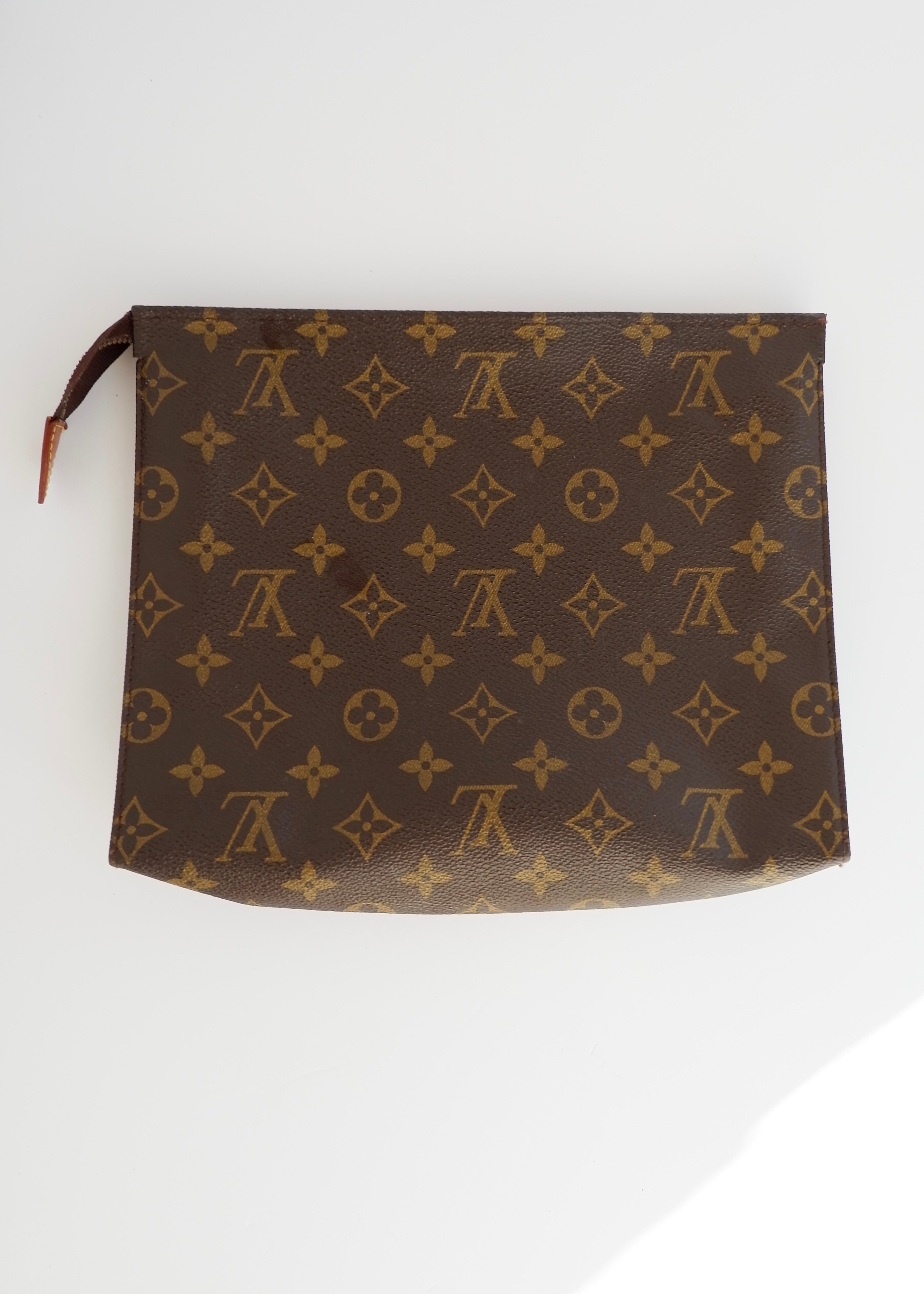 Authentique trousse de toilette monogramme Louis Vuitton d'occasion 26