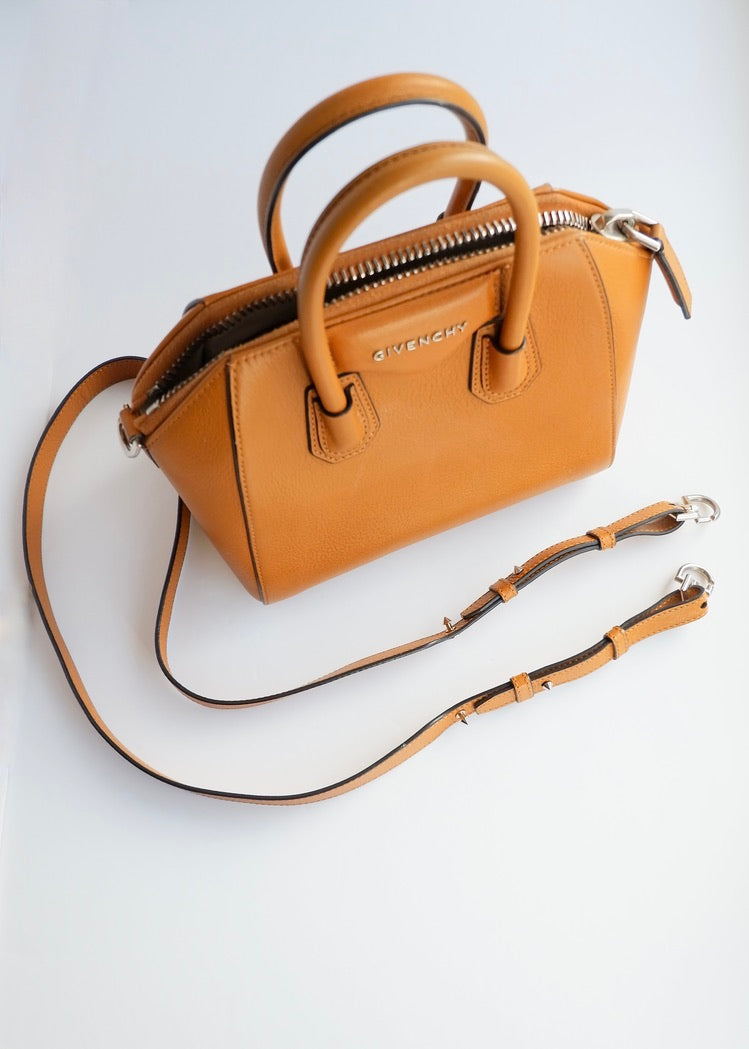 Authentique sac bandoulière Givenchy Antigona petit modèle en cuir couleur camel, d'occasion