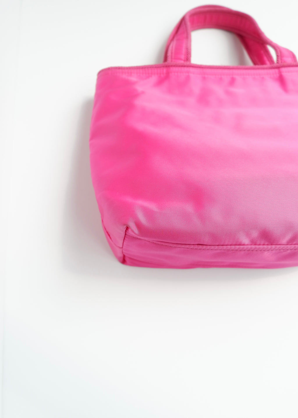 Authentique sac Prada deux façons en nylon rose vif d'occasion