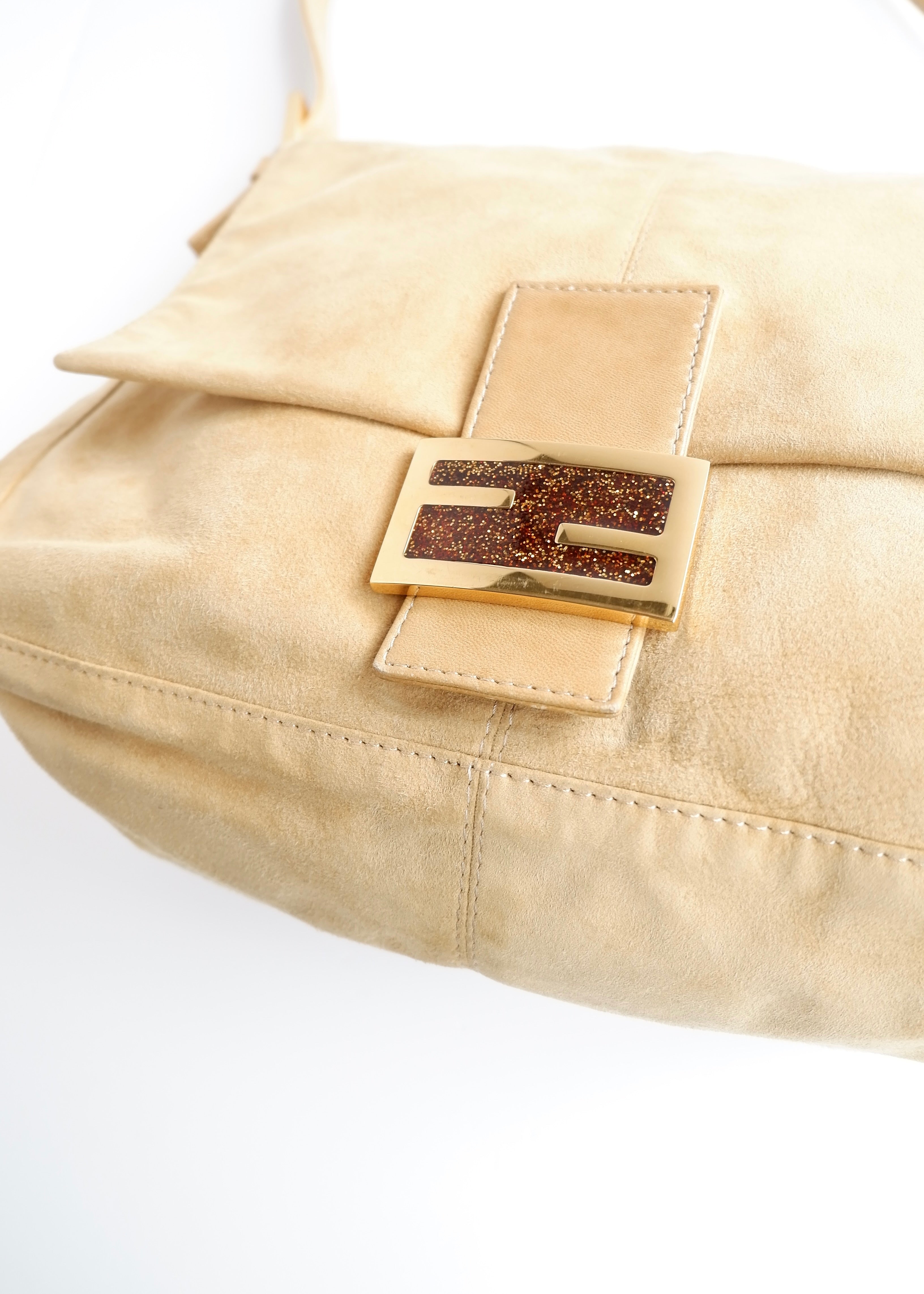 Sac à bandoulière Fendi Mamma Baguette en daim beige d'occasion authentique