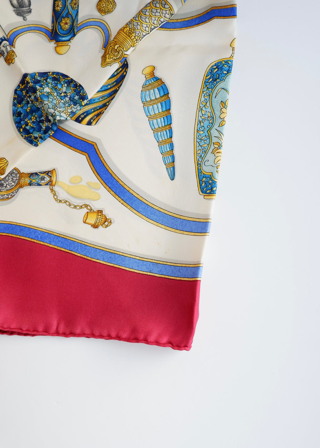 Authentique Foulard en Soie Imprimé Bouteille Antique Hermes d'occasion