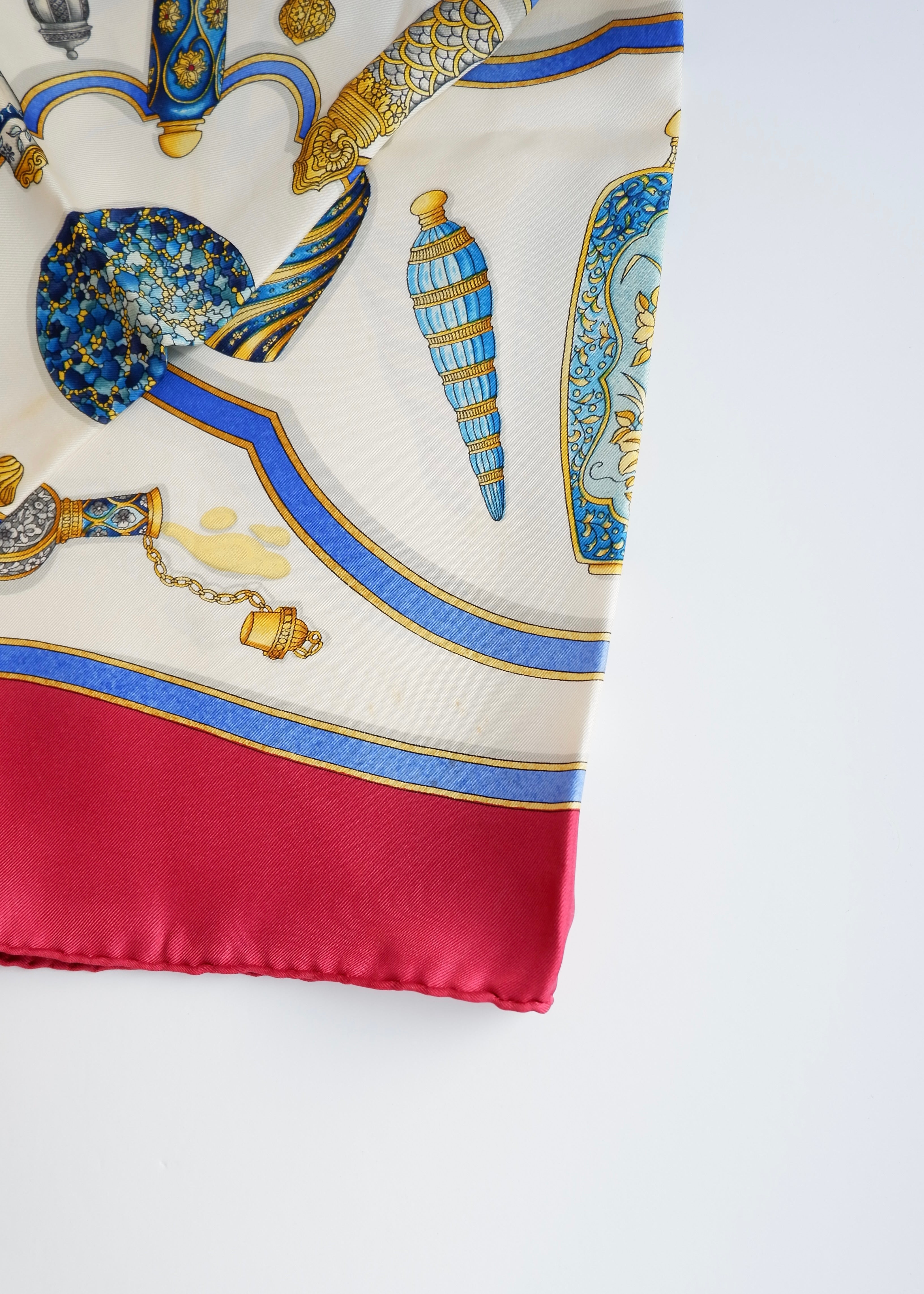 Authentique Foulard en Soie Imprimé Bouteille Antique Hermes d'occasion
