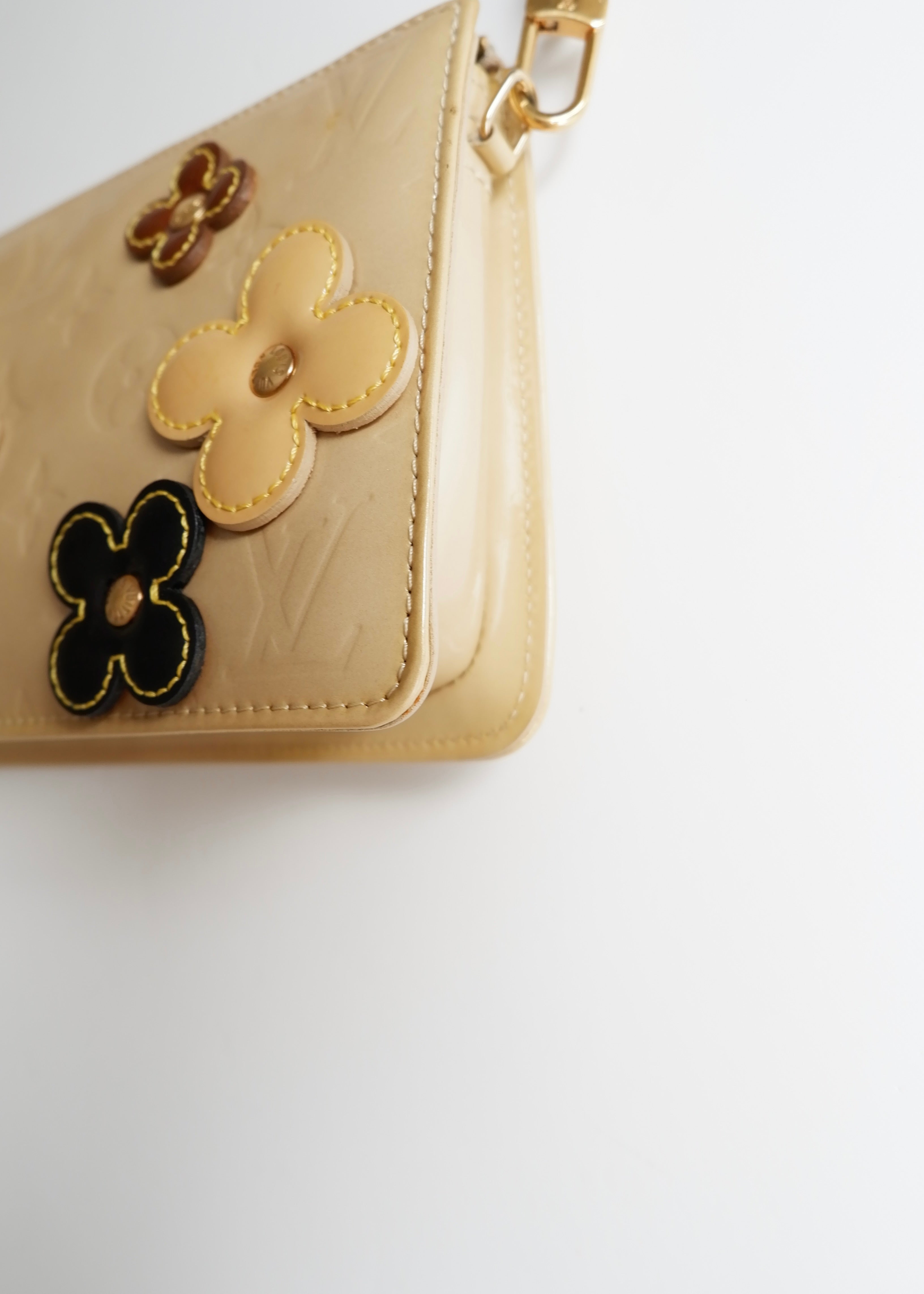Authentique Pochette Louis Vuitton Lexington en Cuir Verni Beige Floral d'occasion