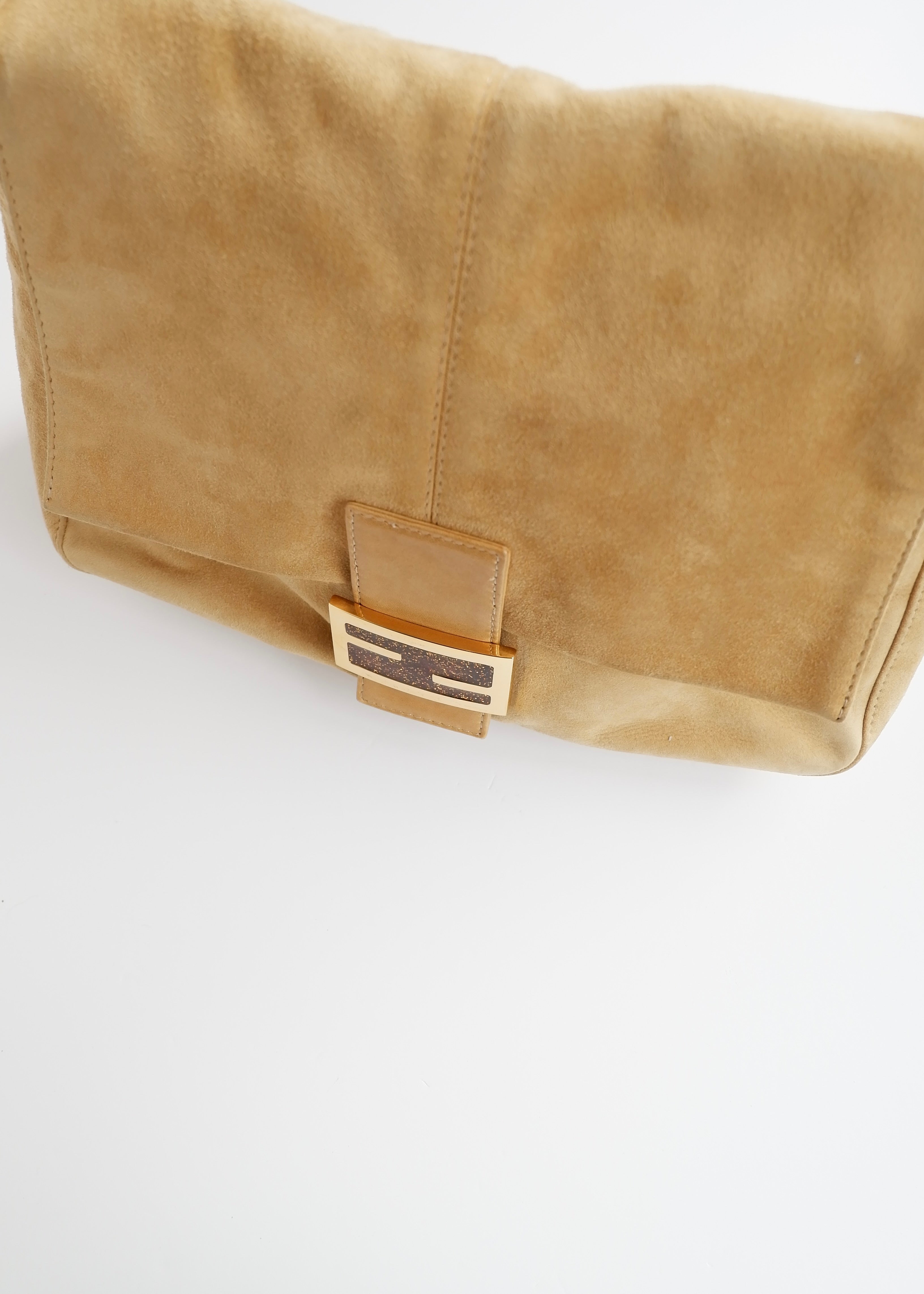 Sac à bandoulière Fendi Mamma Baguette en daim beige d'occasion authentique