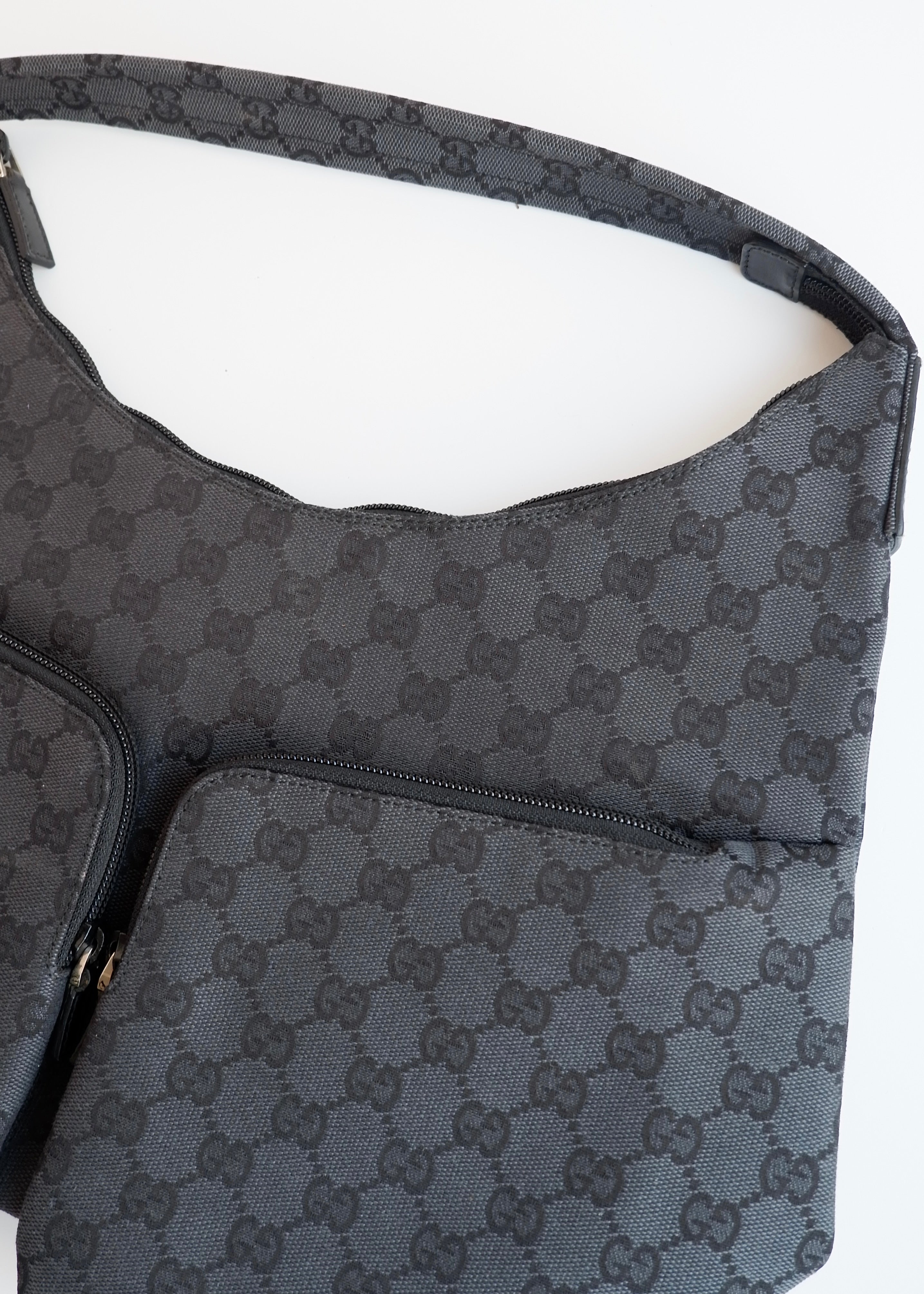Authentique Sac à bandoulière Gucci en toile GG noire d'occasion