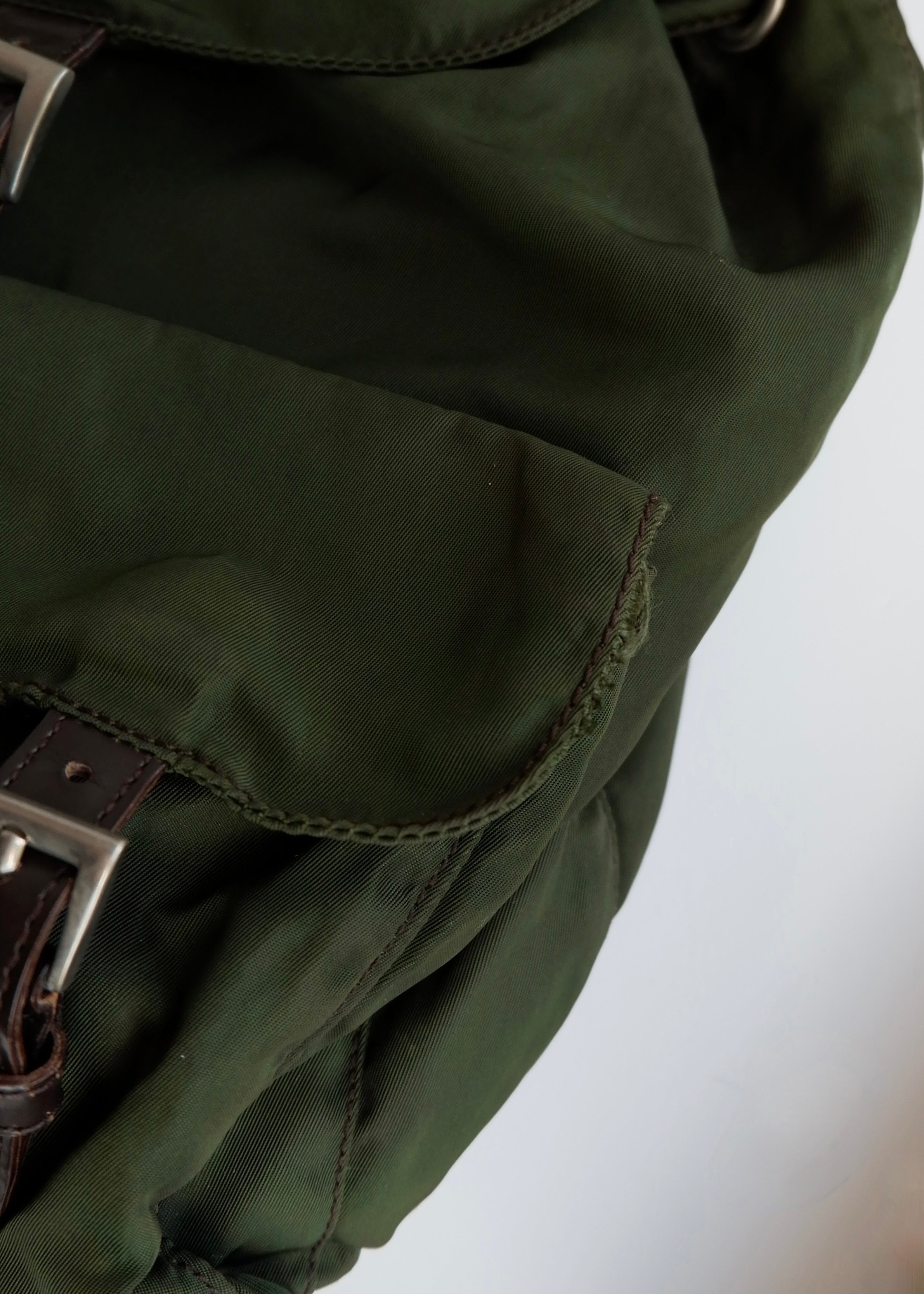 Sac à dos Prada en nylon vert authentique d'occasion