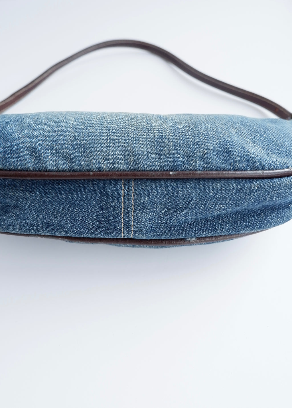 Authentique Sac porté épaule Fendi en jean bleu d'occasion