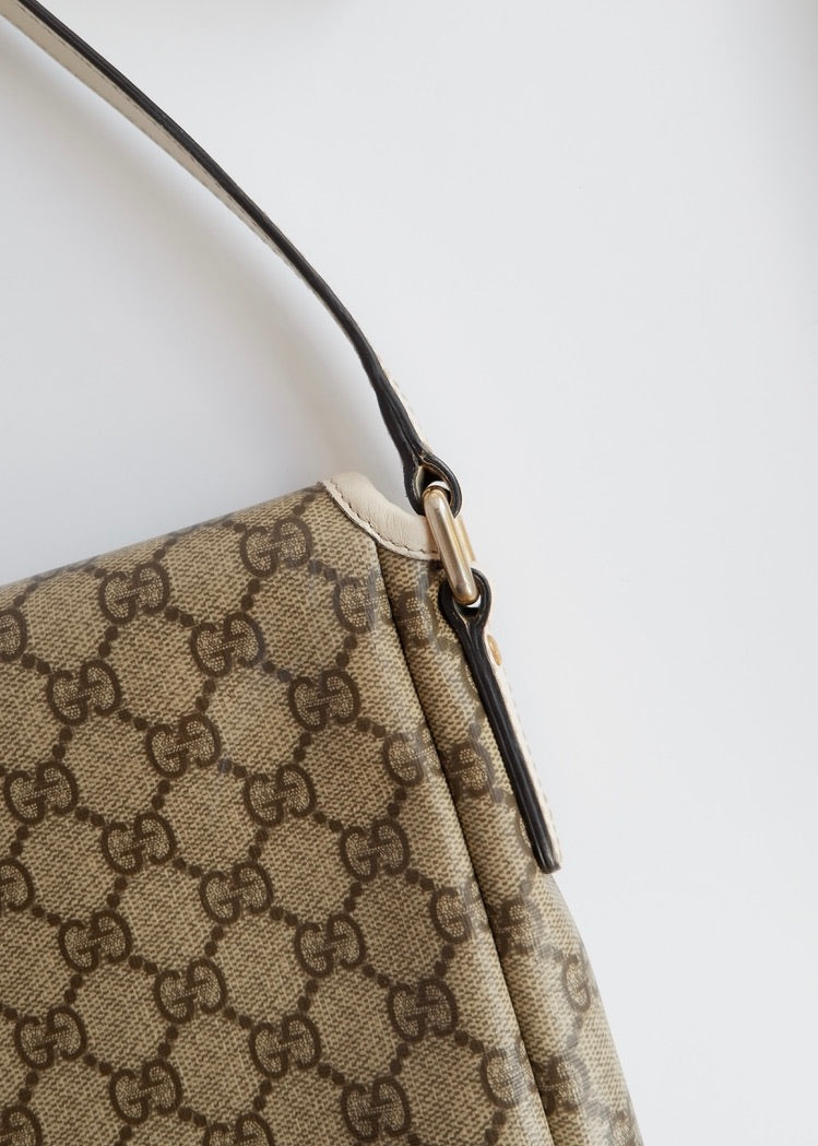 Authentique Sac bandoulière Gucci en toile GG blanche d'occasion
