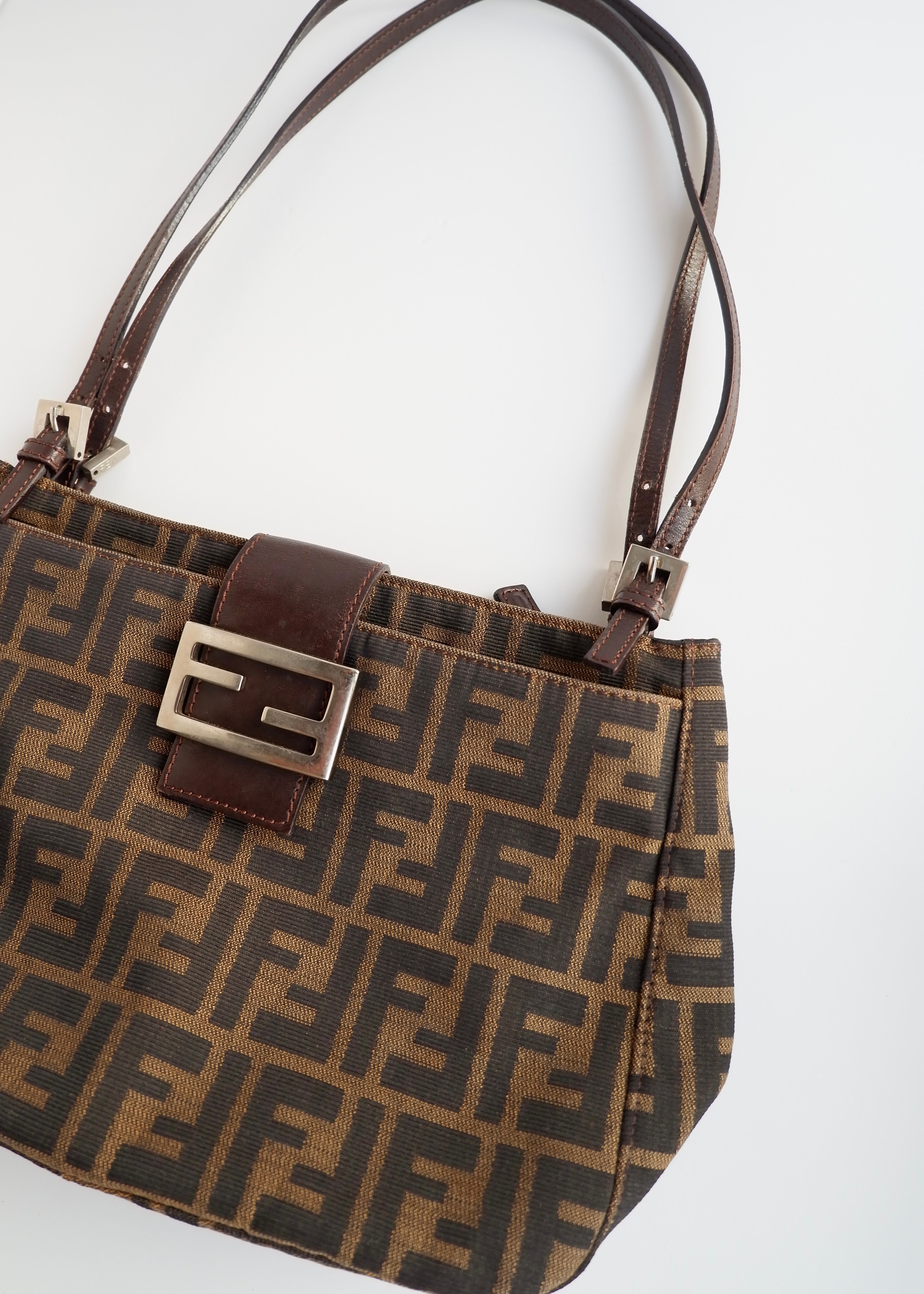 Sac à bandoulière Fendi Hobo Zucca marron authentique d'occasion